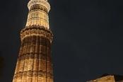 Minareto indiano di Delhi illuminato di notte