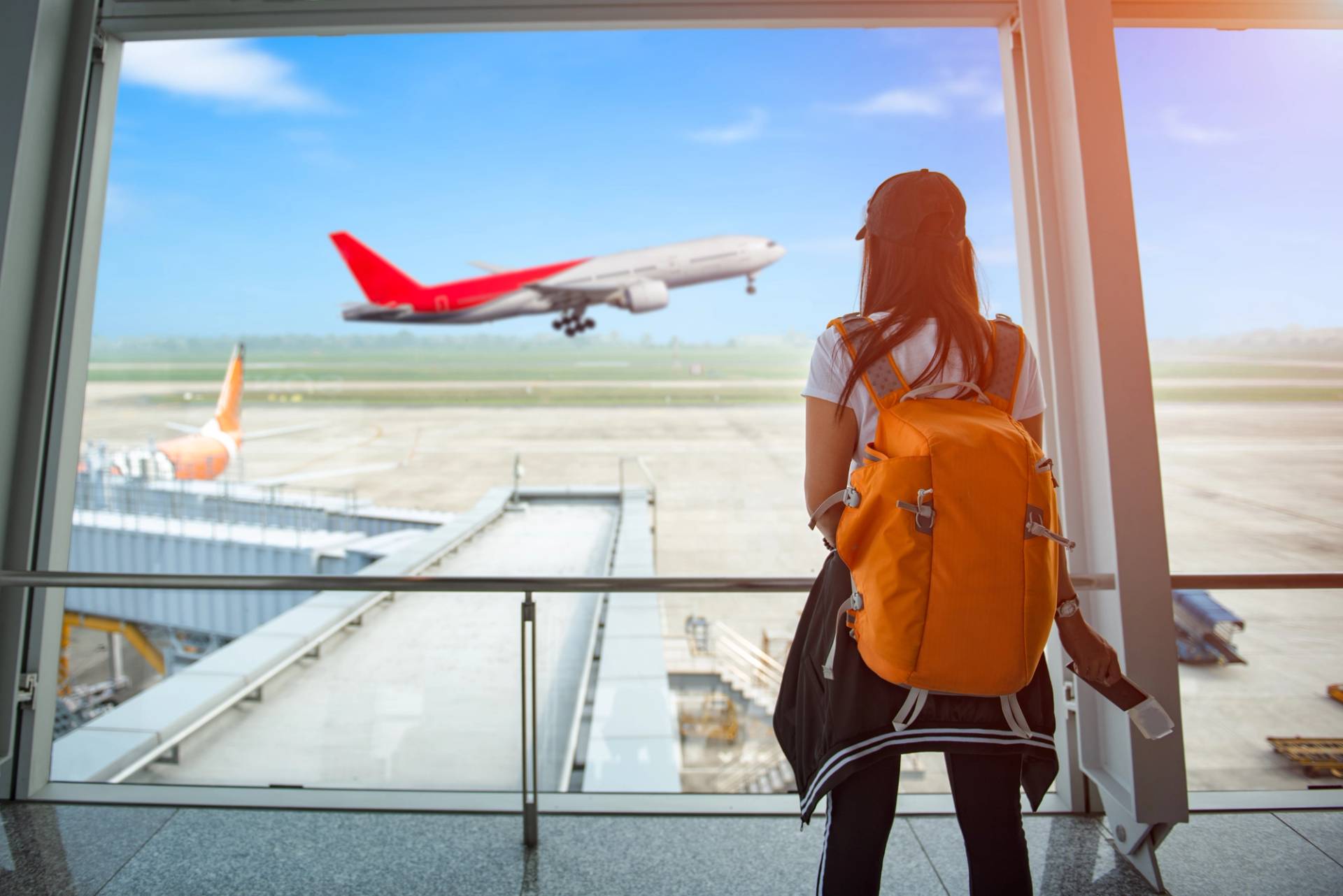 viaggiatrice zaino in spalla in aeroporto
