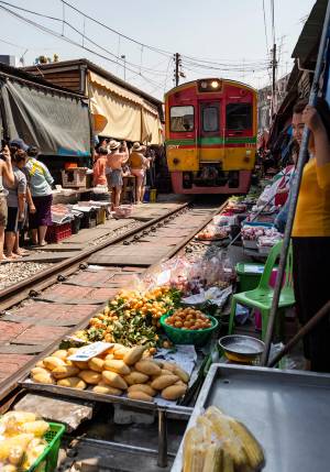 mercato sulle rotaie di maeklong thailandia