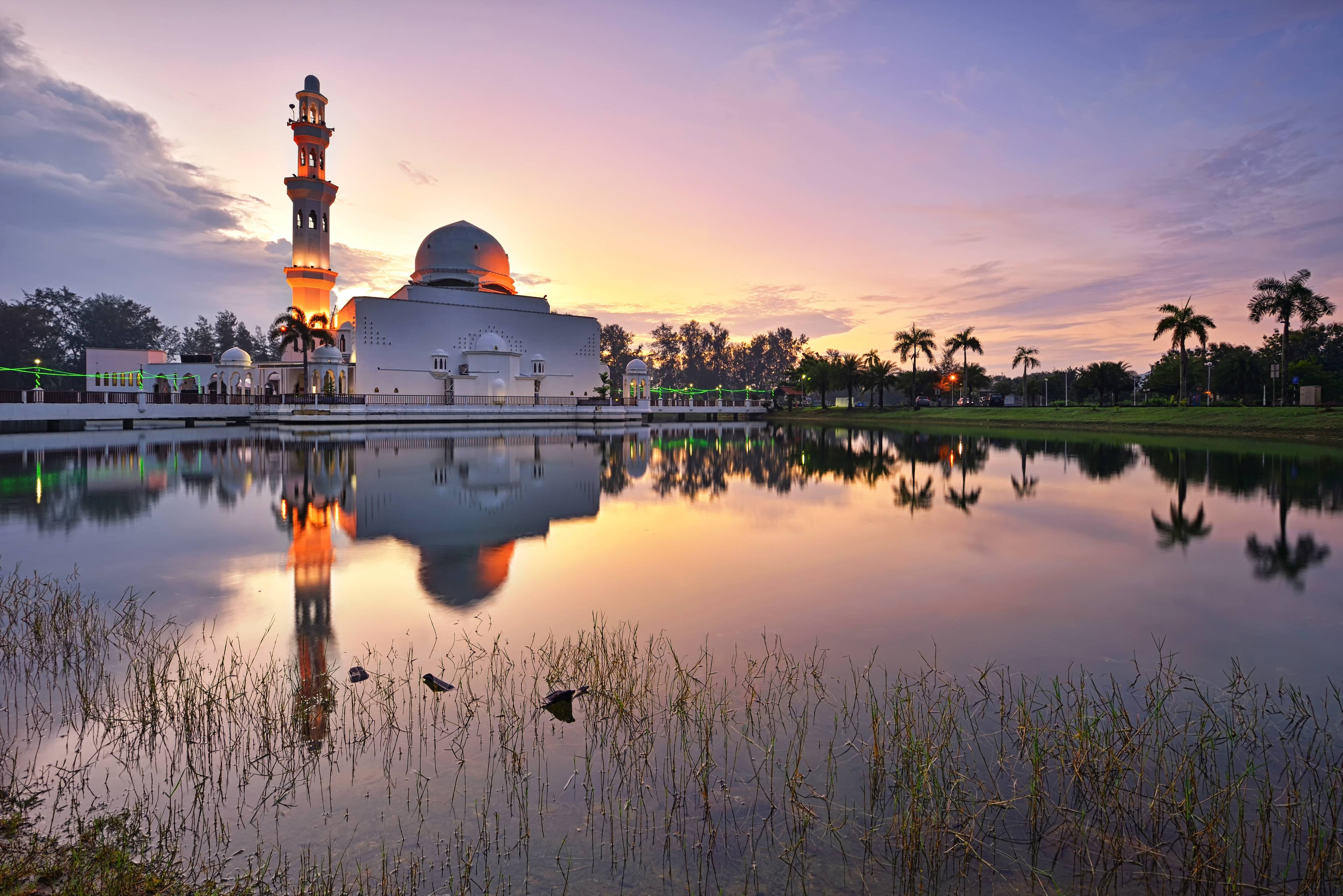 panorama di una moschea al tramonto a kuala lumpur