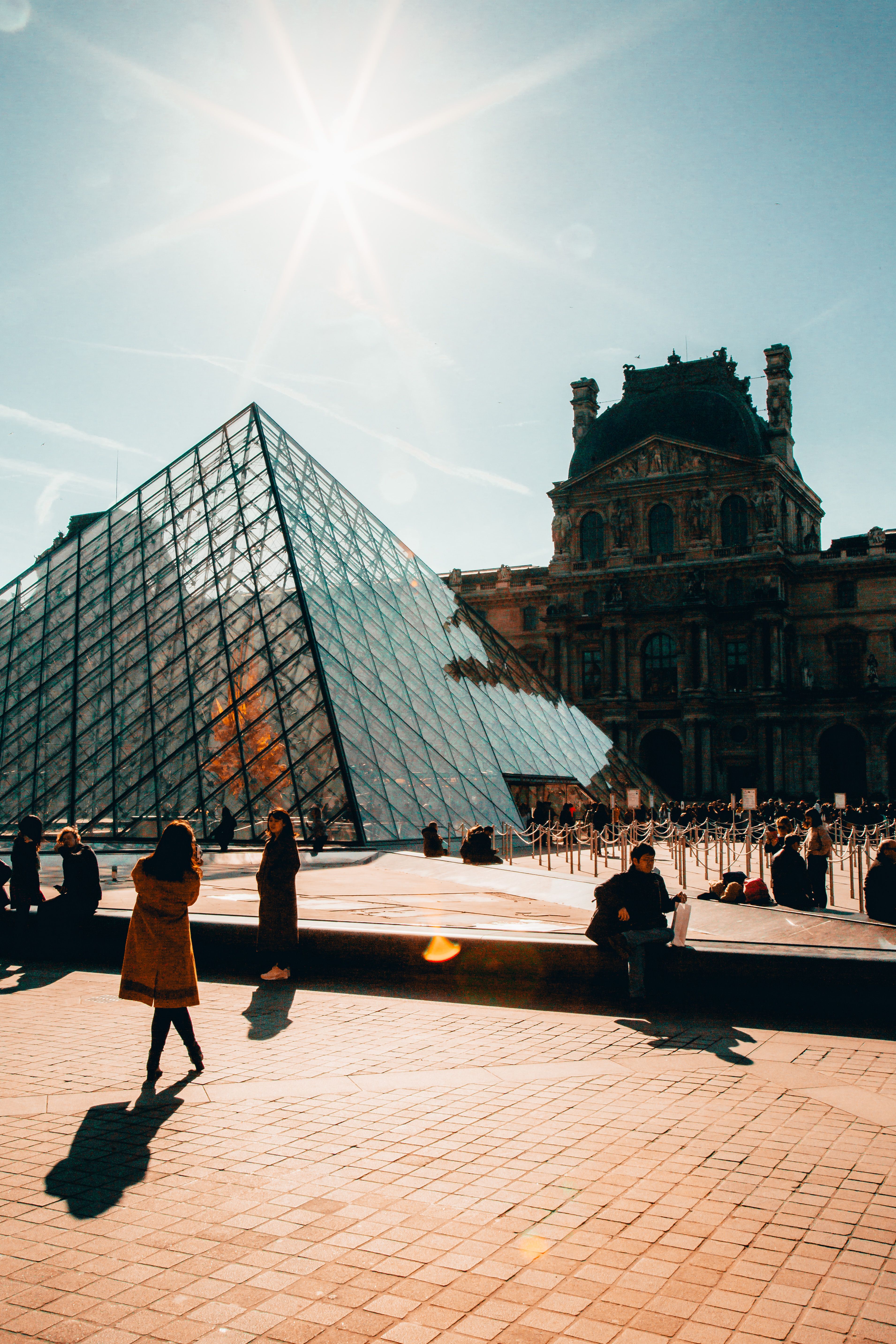 piramide del museo louvre