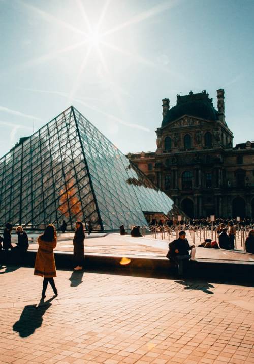 piramide del museo louvre