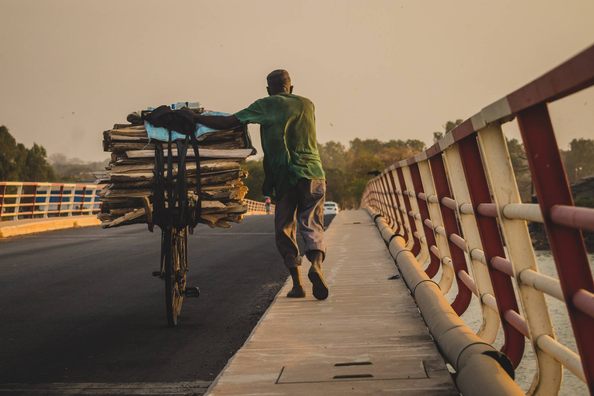 uomo senegalese in bicicletta