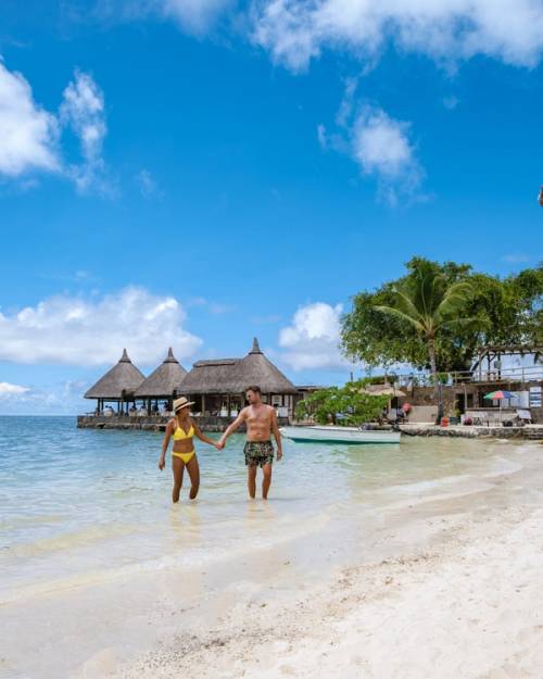 coppia in spiaggia alle mauritius