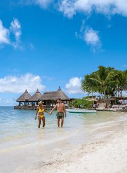 coppia in spiaggia alle mauritius