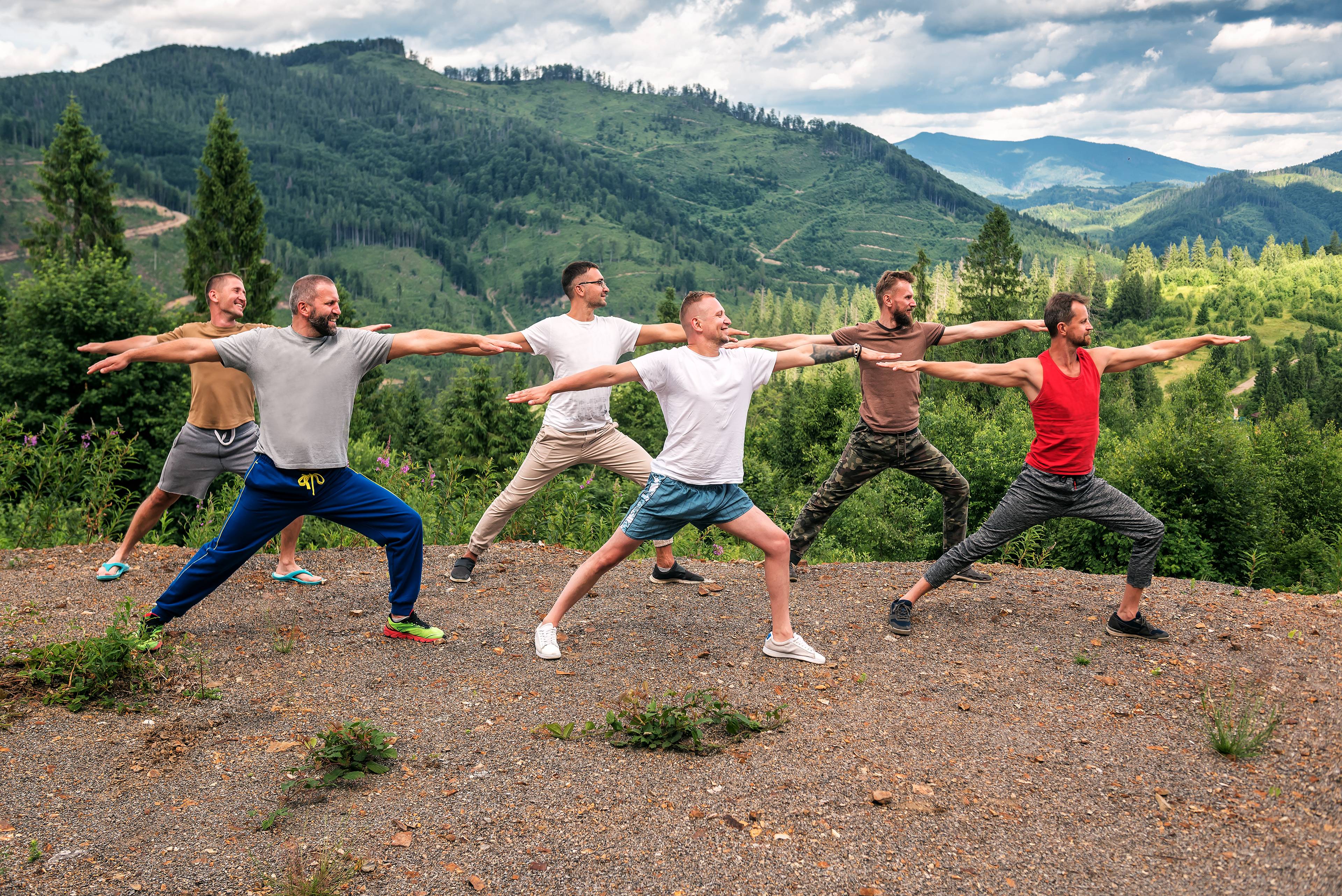 yoga uomini in montagna