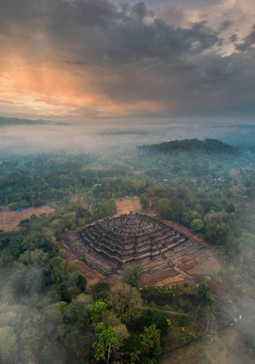 vista dall alto del monumento a borobudur