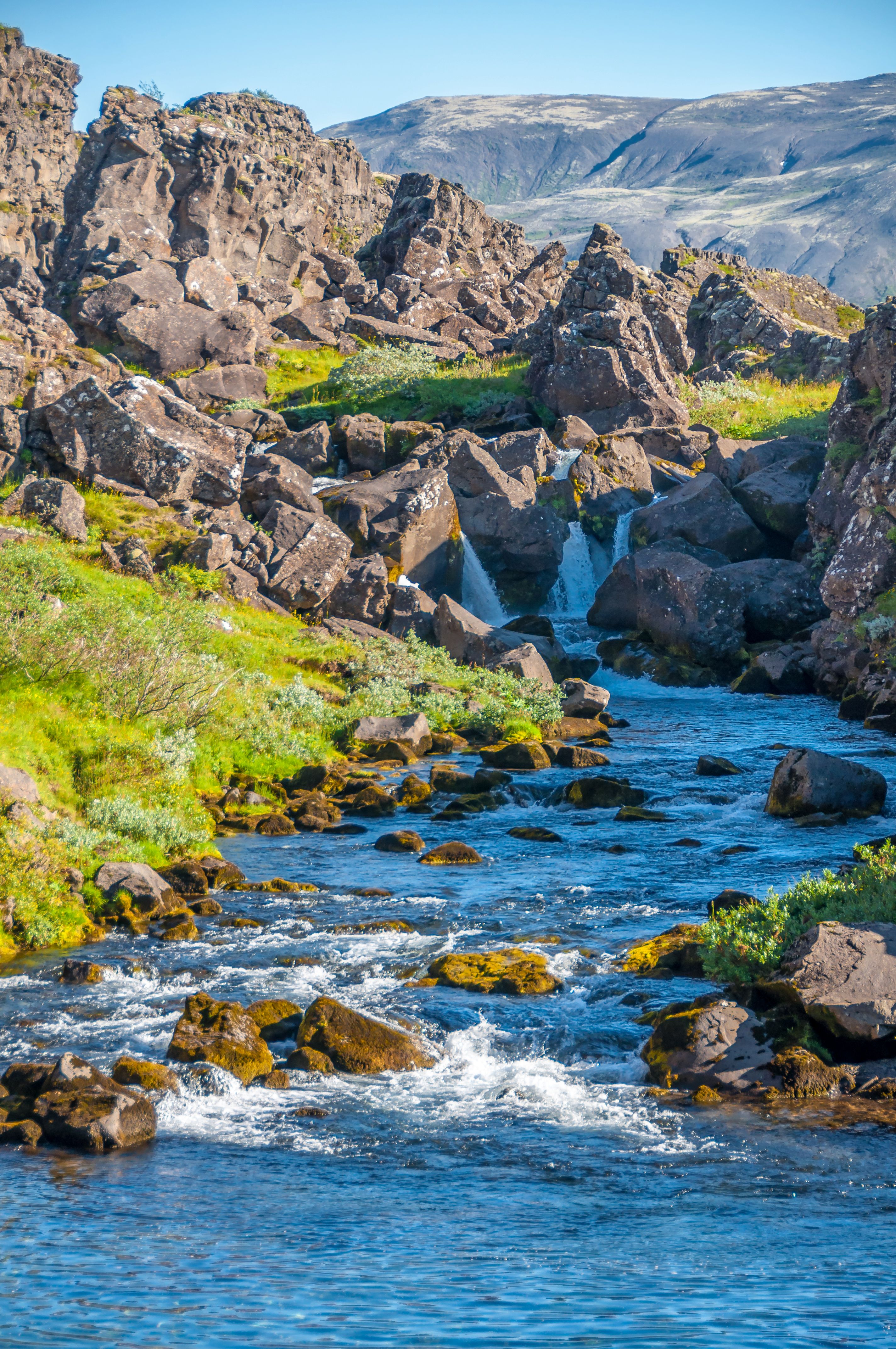 torrente in mezzo ai monti