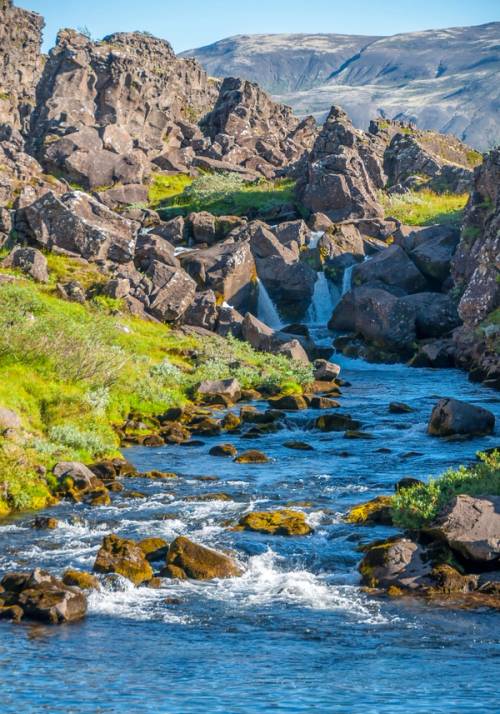 torrente in mezzo ai monti