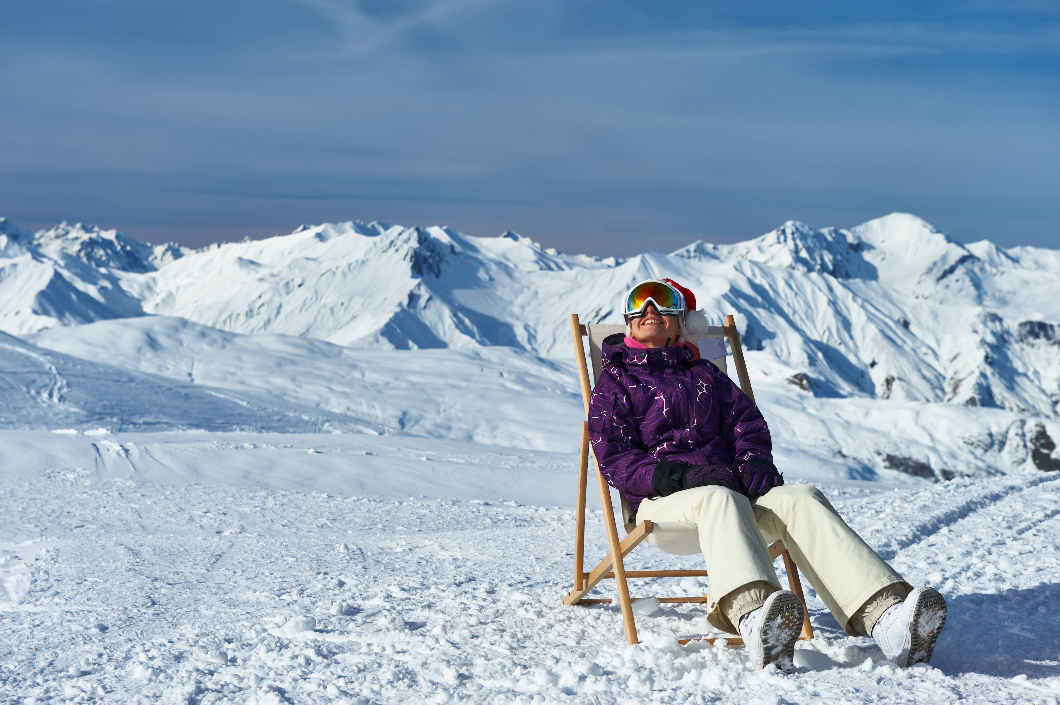 ragazza fa snowboard sulla neve