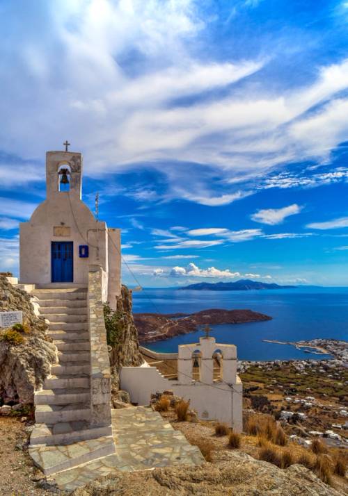 case di roccia con mare