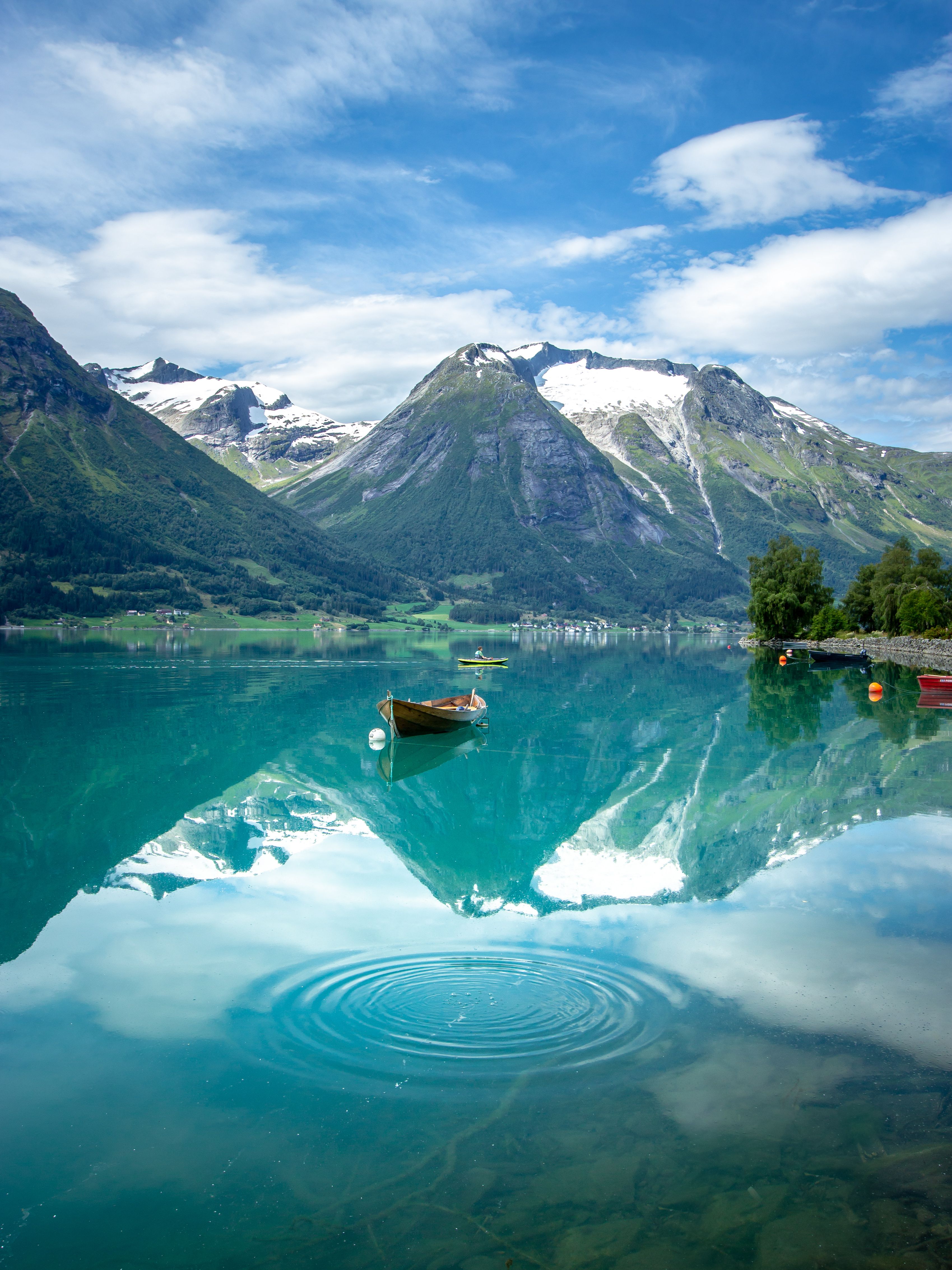 fiordo con barchette