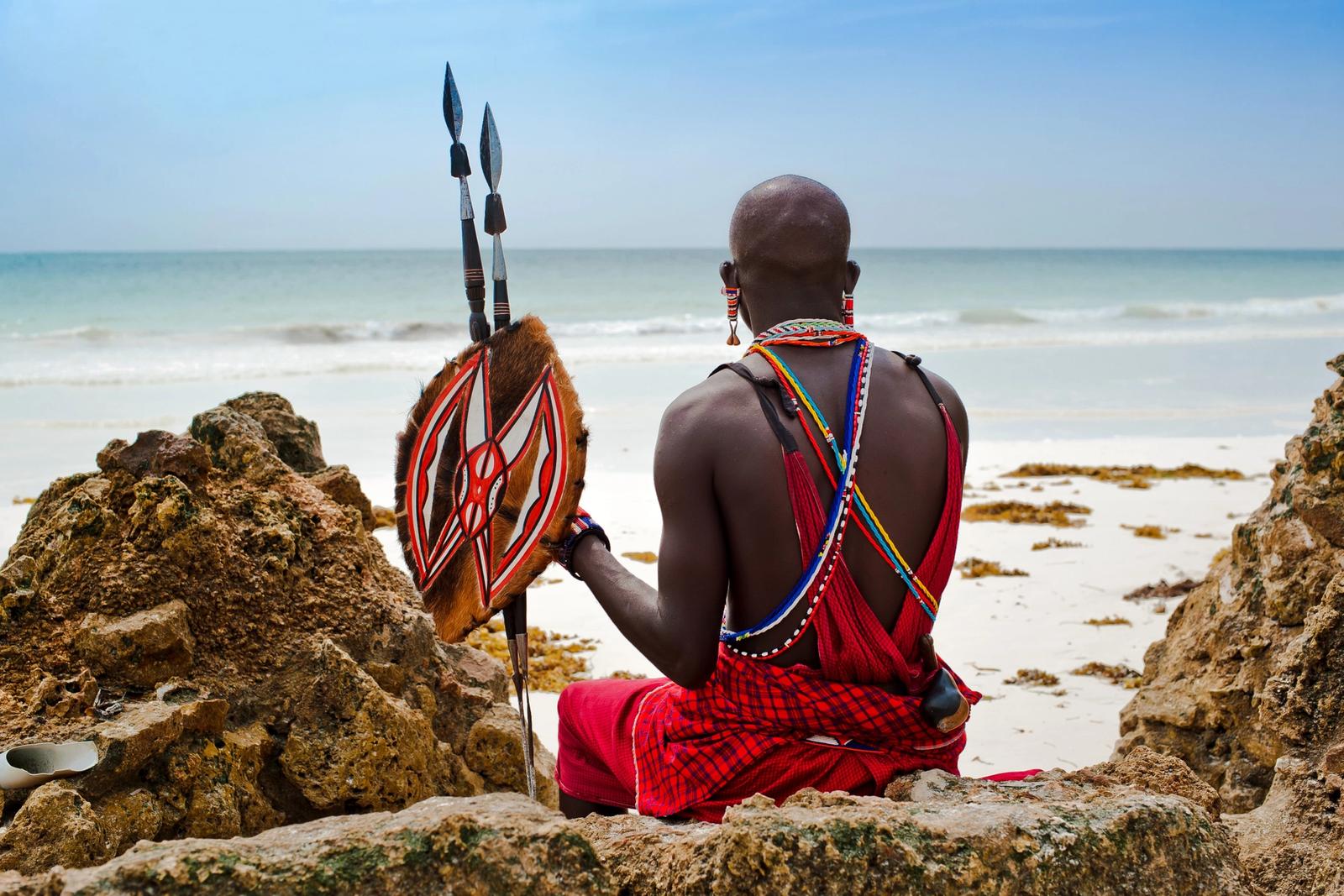 uomo masai in spiaggia kenya