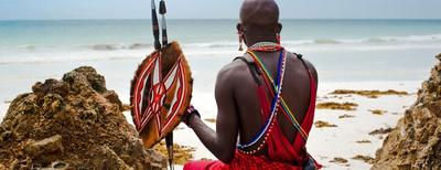 uomo masai in spiaggia kenya