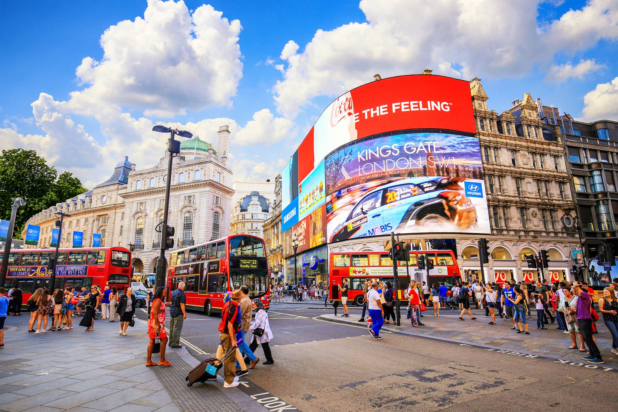 piccadilly circus con autobus rosso a due piani