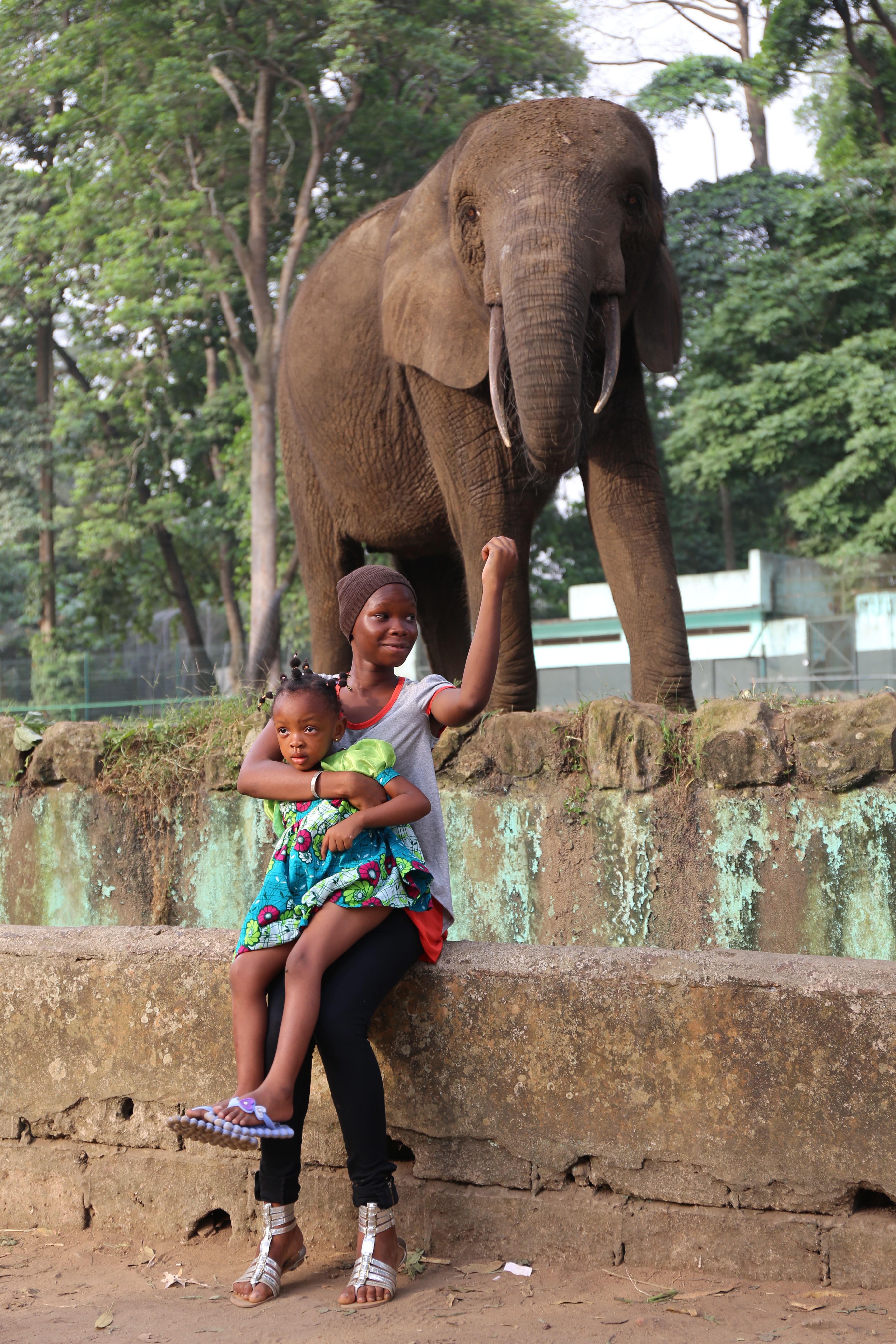 donna e bambino con elefante