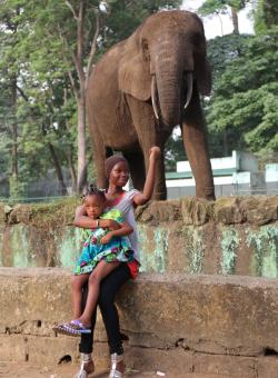 donna e bambino con elefante