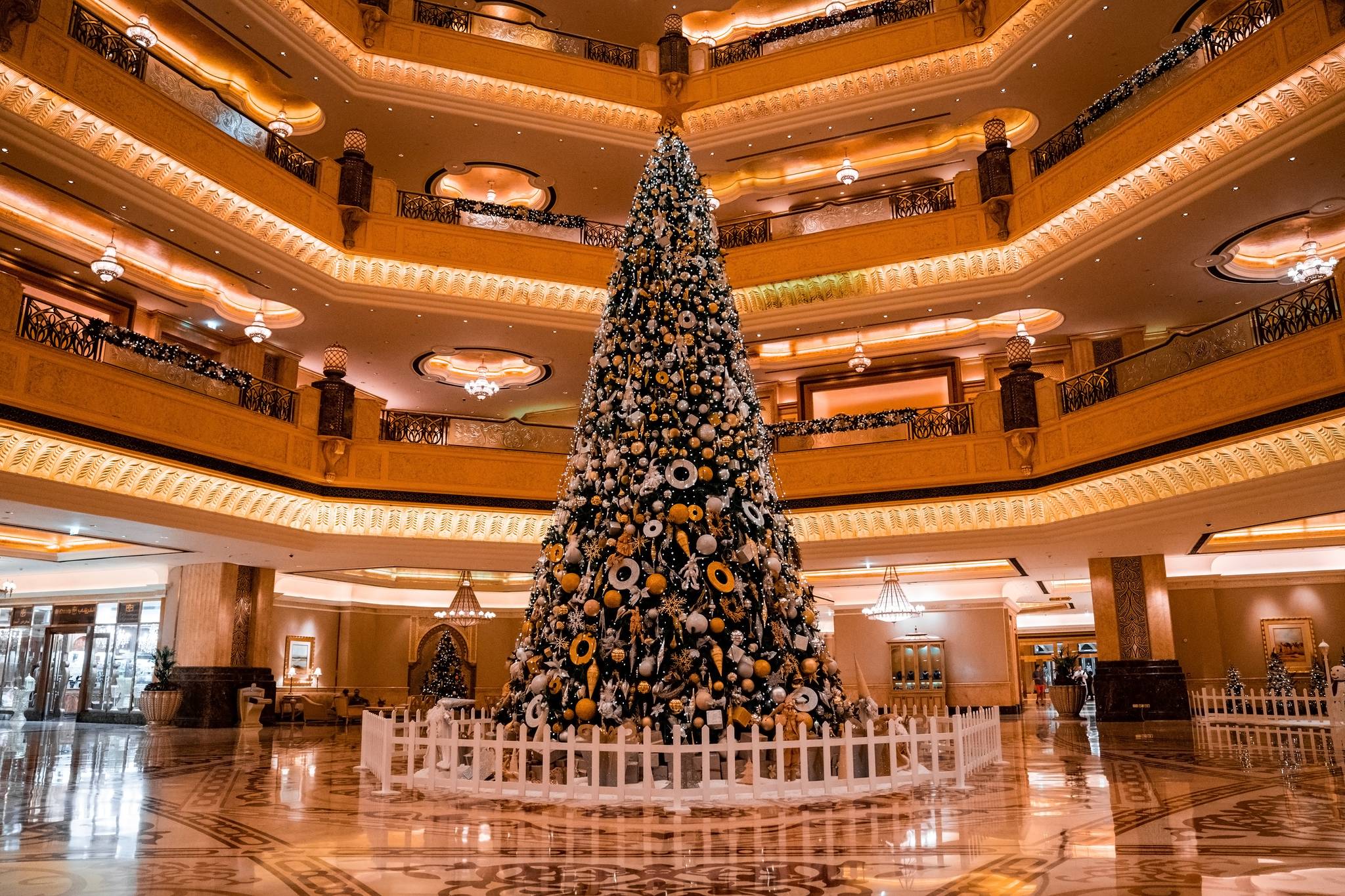 albero di natale gioielli abu dhabi