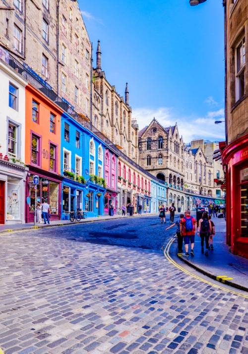 strada con case colorate edimburgo