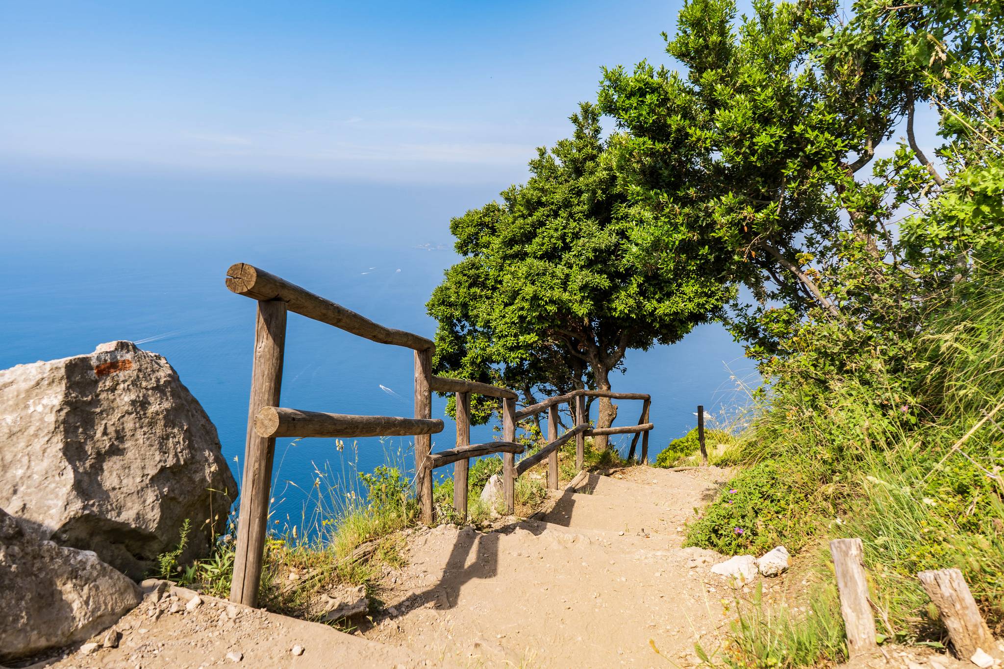 sentiero degli dei a picco sul mare in campania