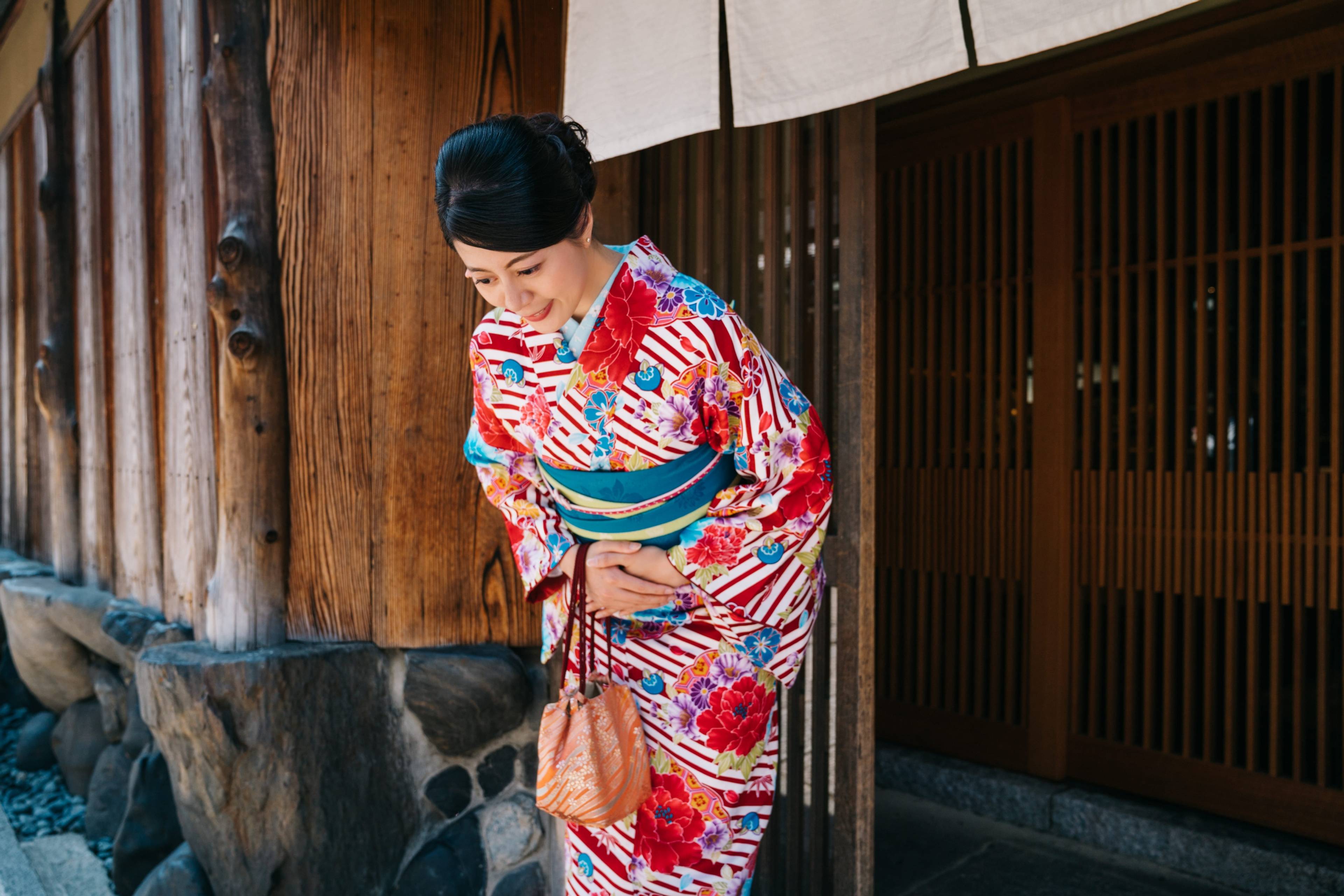 donna pratica l inchino keirei in giappone
