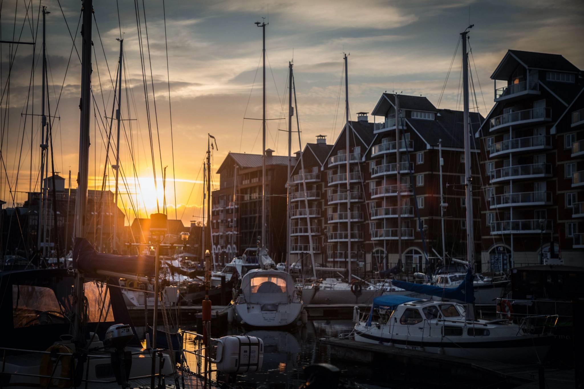 porto di ipswich al tramonto