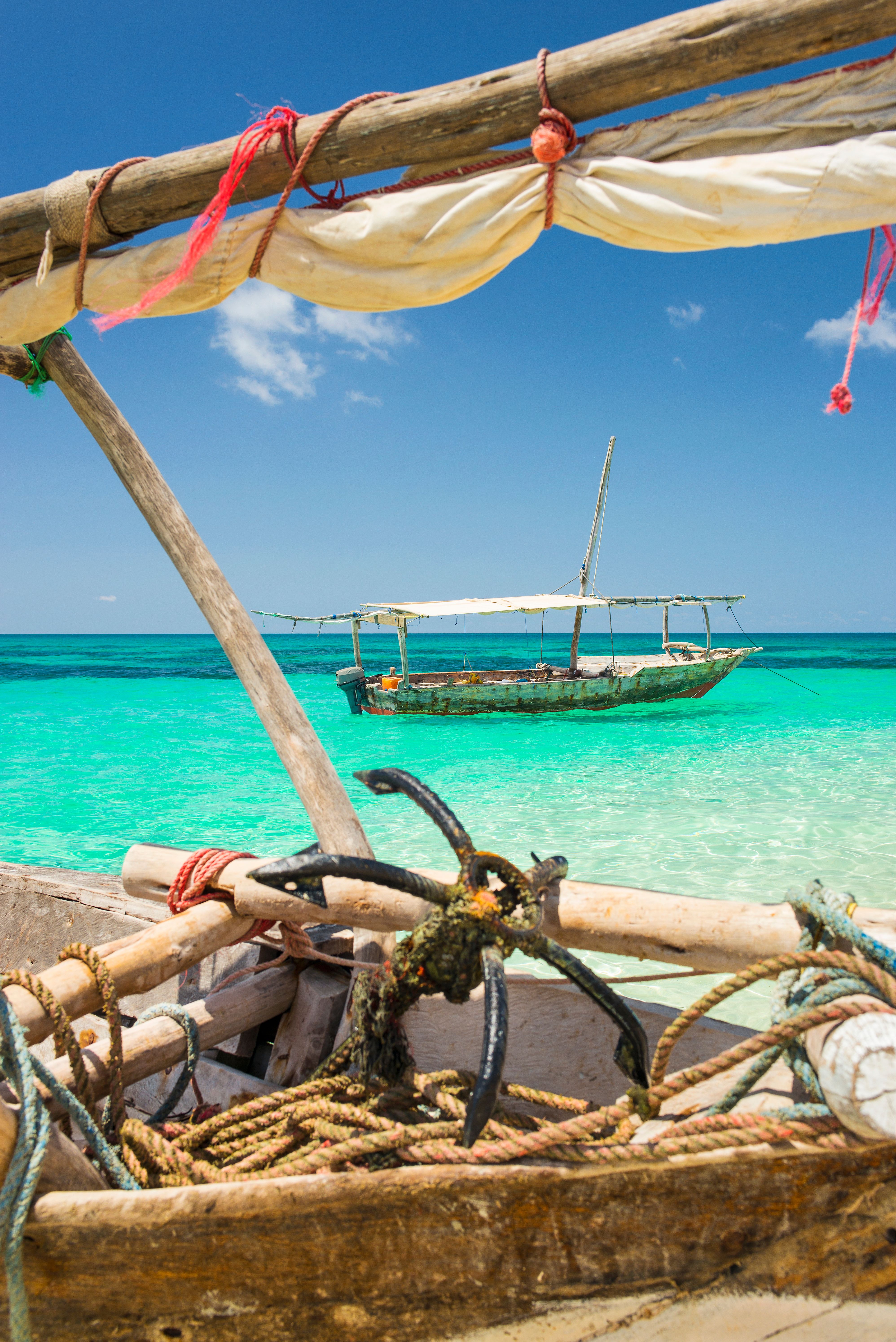 barche nel mare di zanzibar