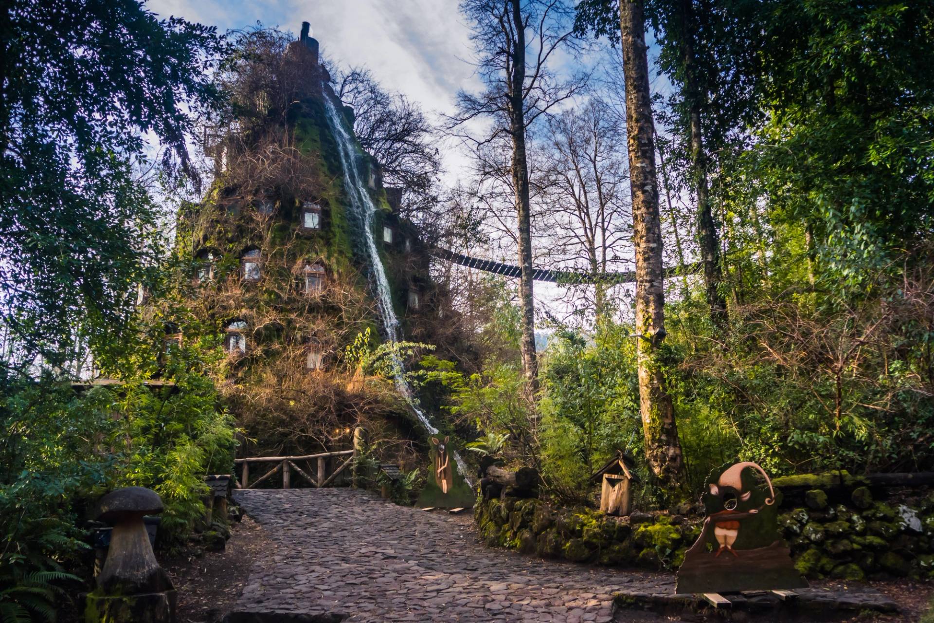 hotel dentro al vulcano in mezzo alla giungla cile