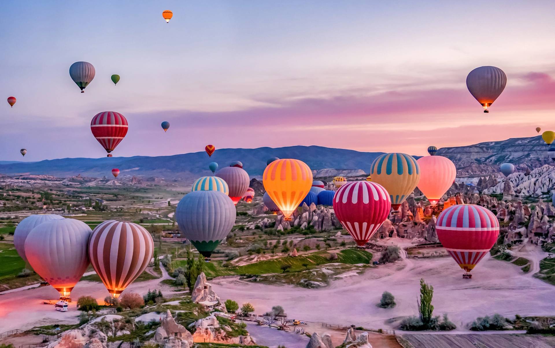 panorama della cappadocia con mongolfiere