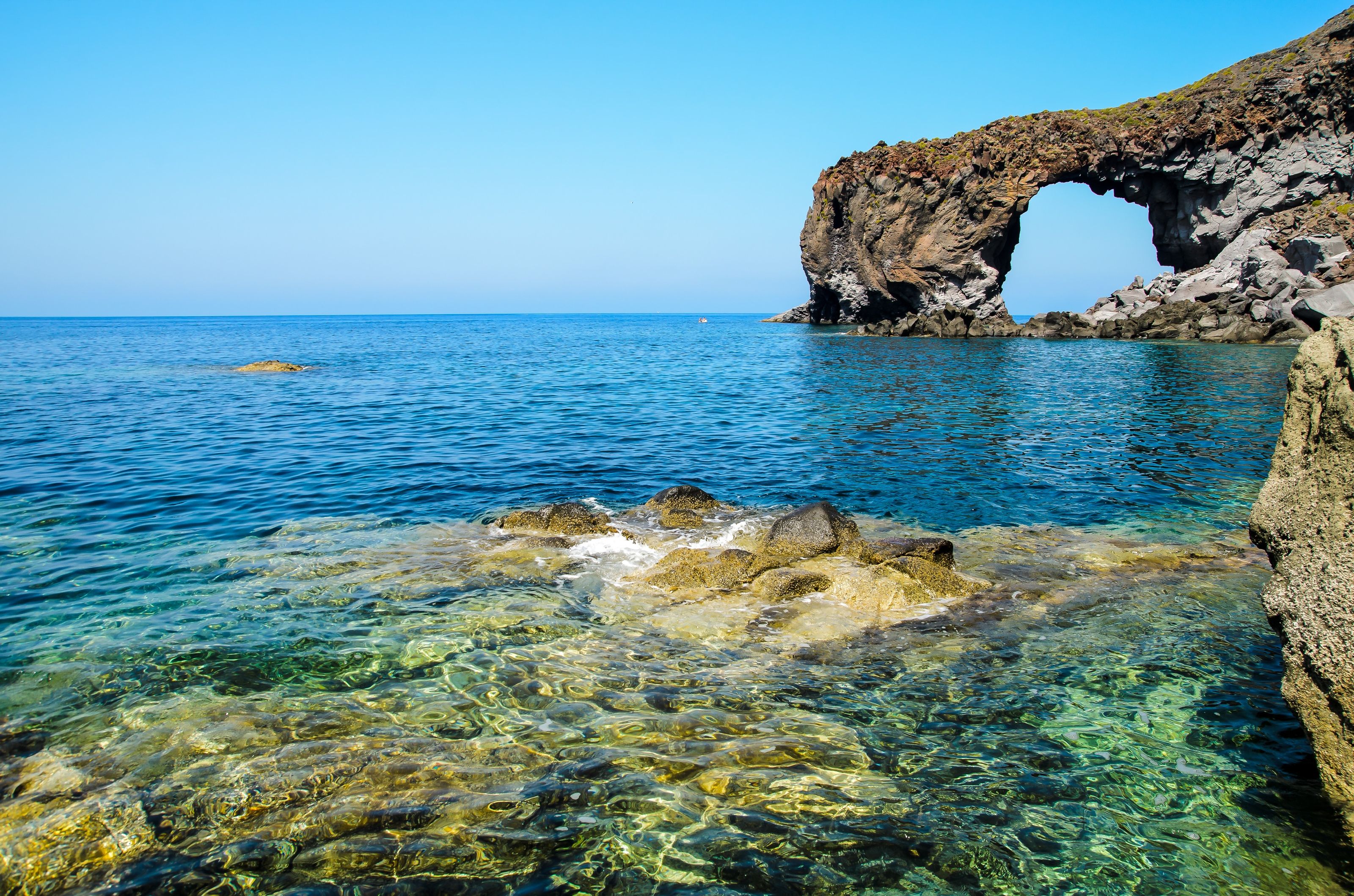 Grotta in mare a Salina in Sicilia