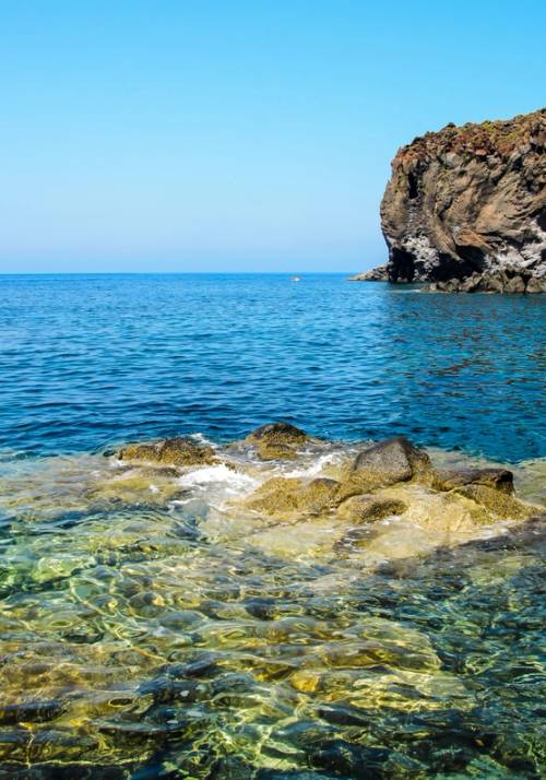 Grotta in mare a Salina in Sicilia