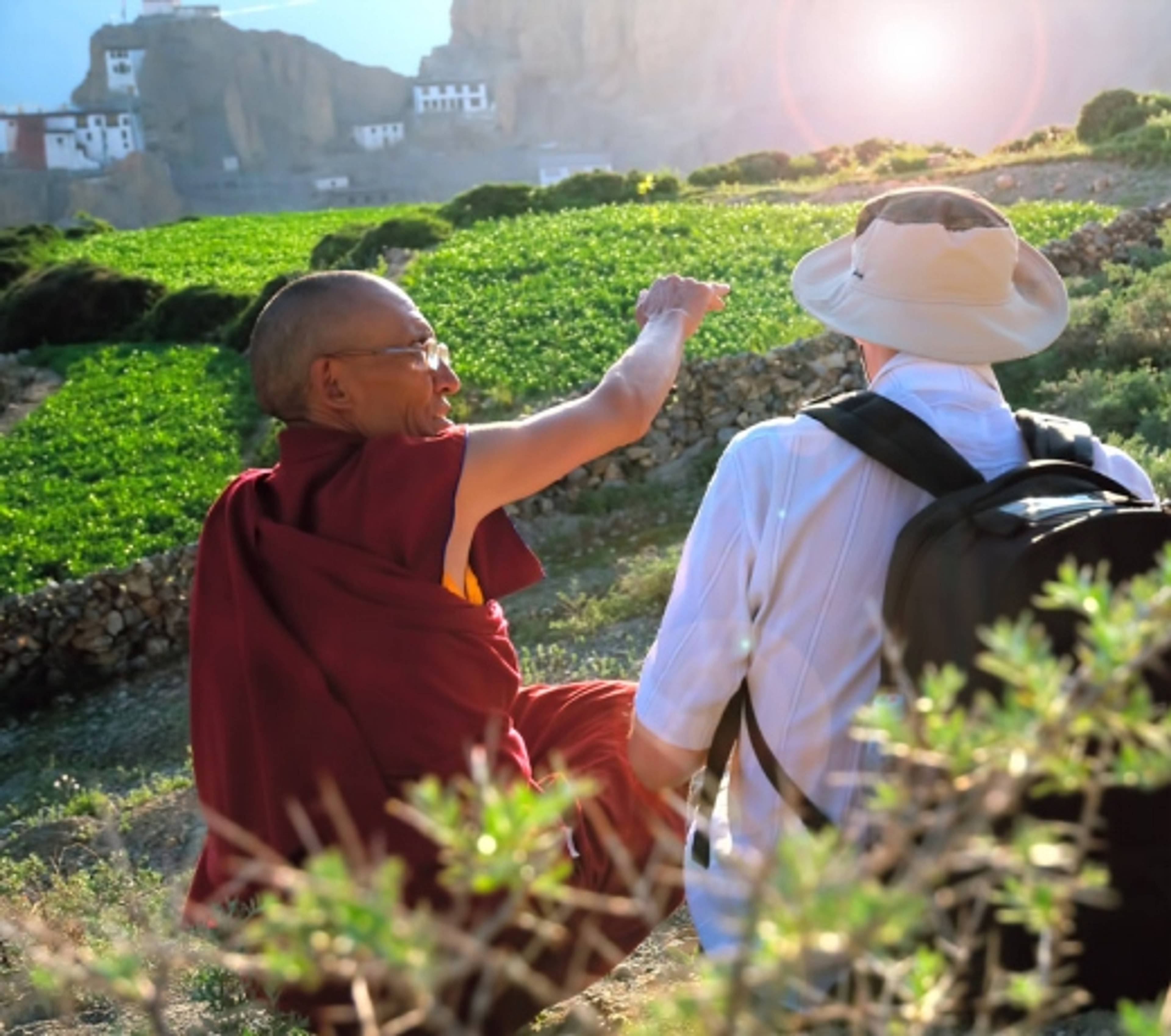 turista con monaco tibetano