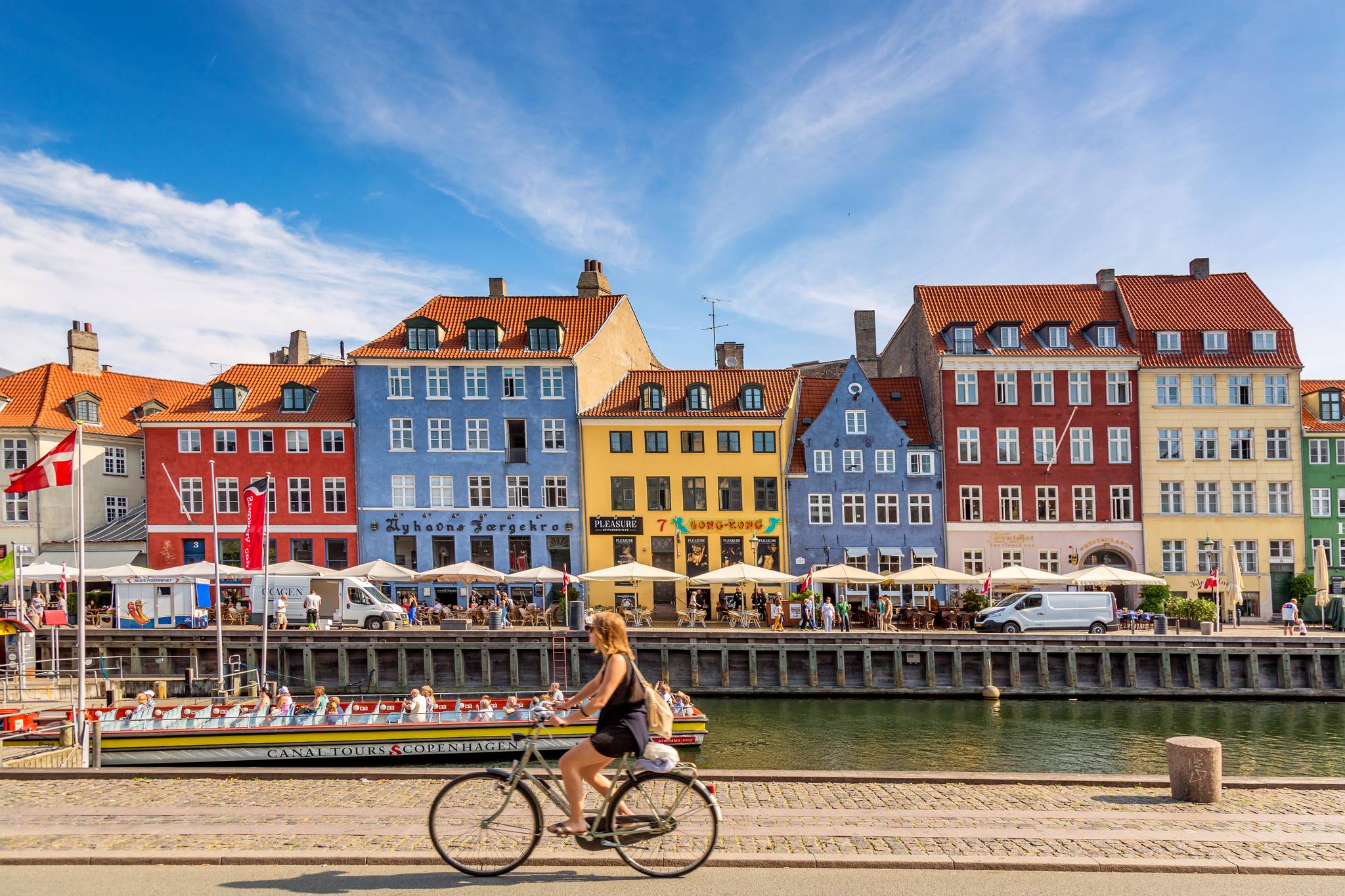 donna in bicicletta case colorate nyhavn copenaghen danimarca