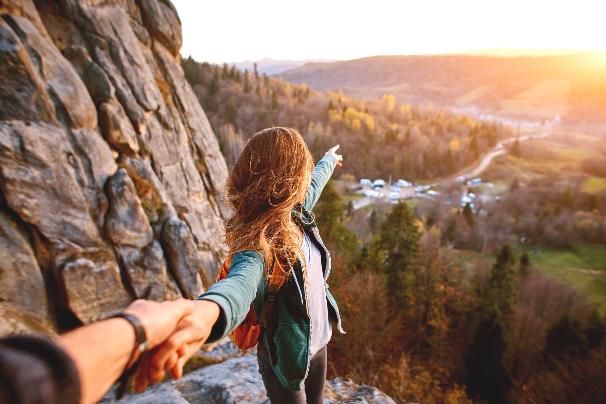 ragazzi si tengono per mano in viaggio