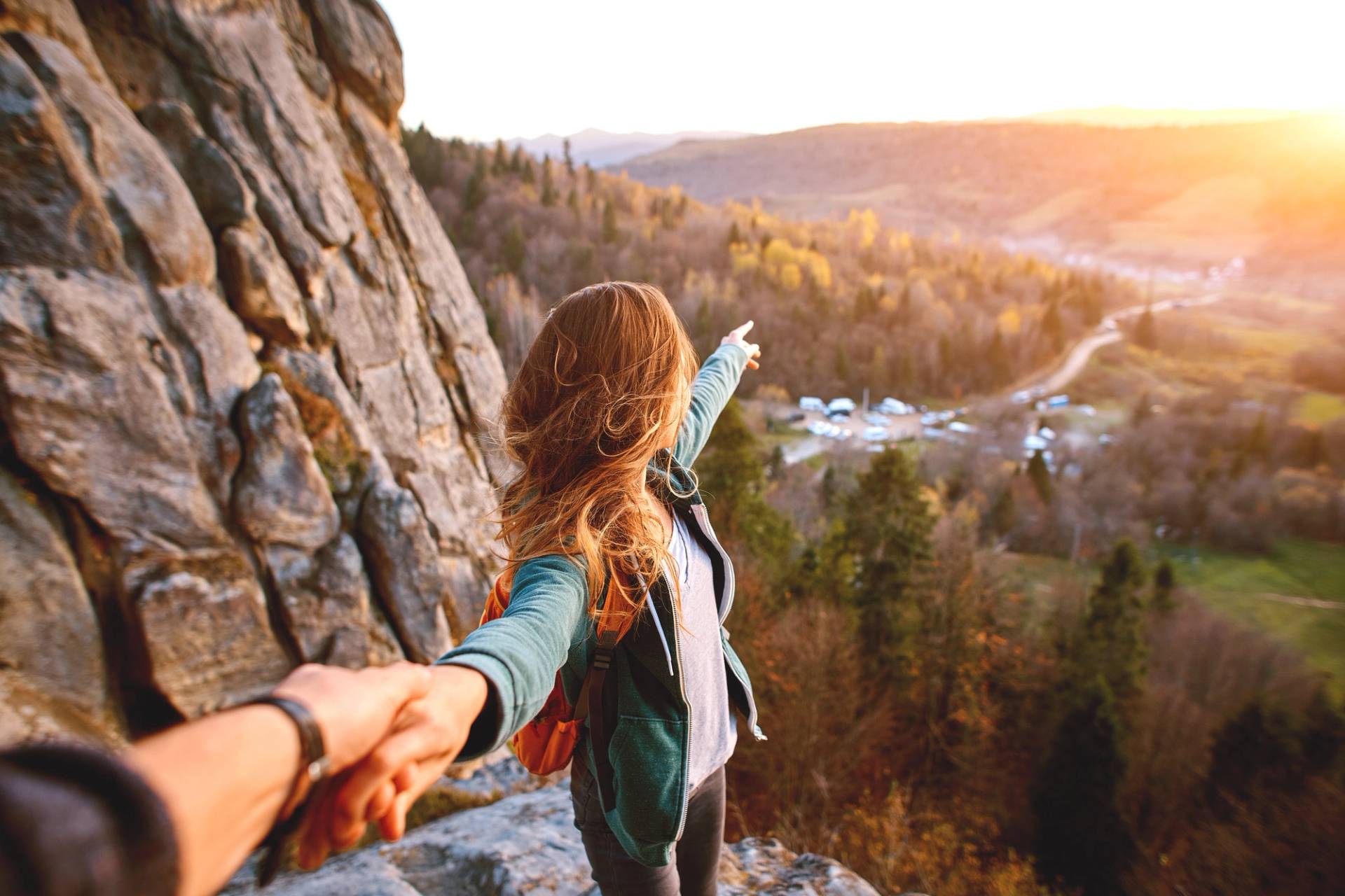 ragazzi si tengono per mano in viaggio