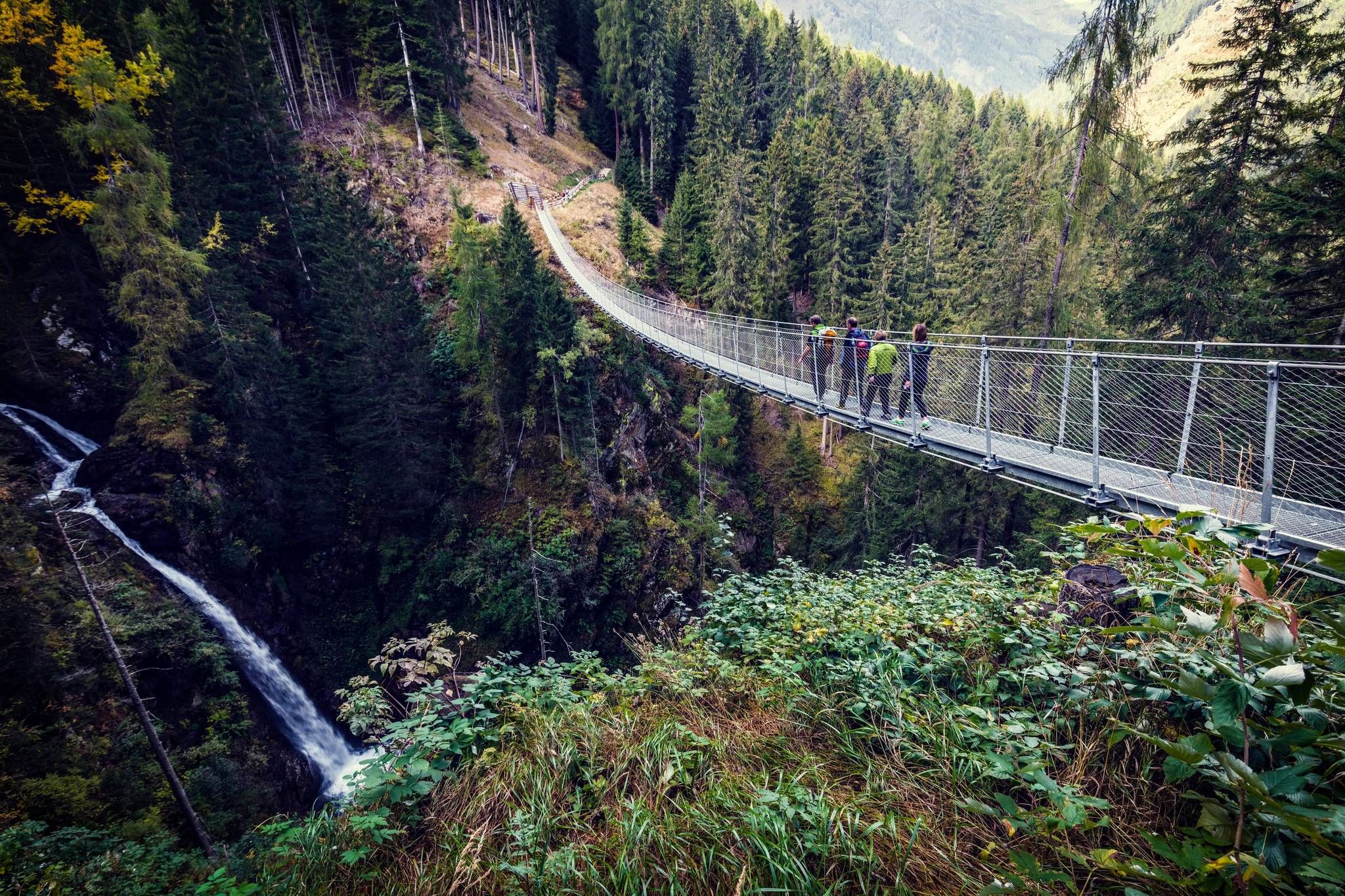 Ponte tibetano Val di Rabbi sopra cascata