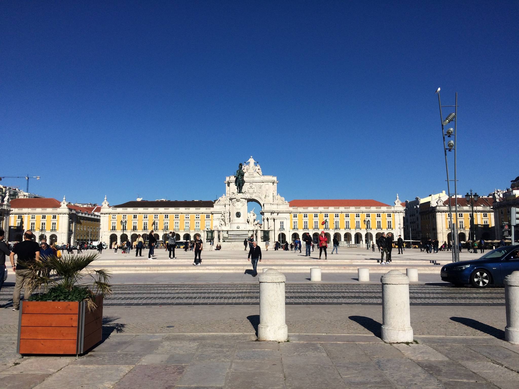 piazza gialla lisbona