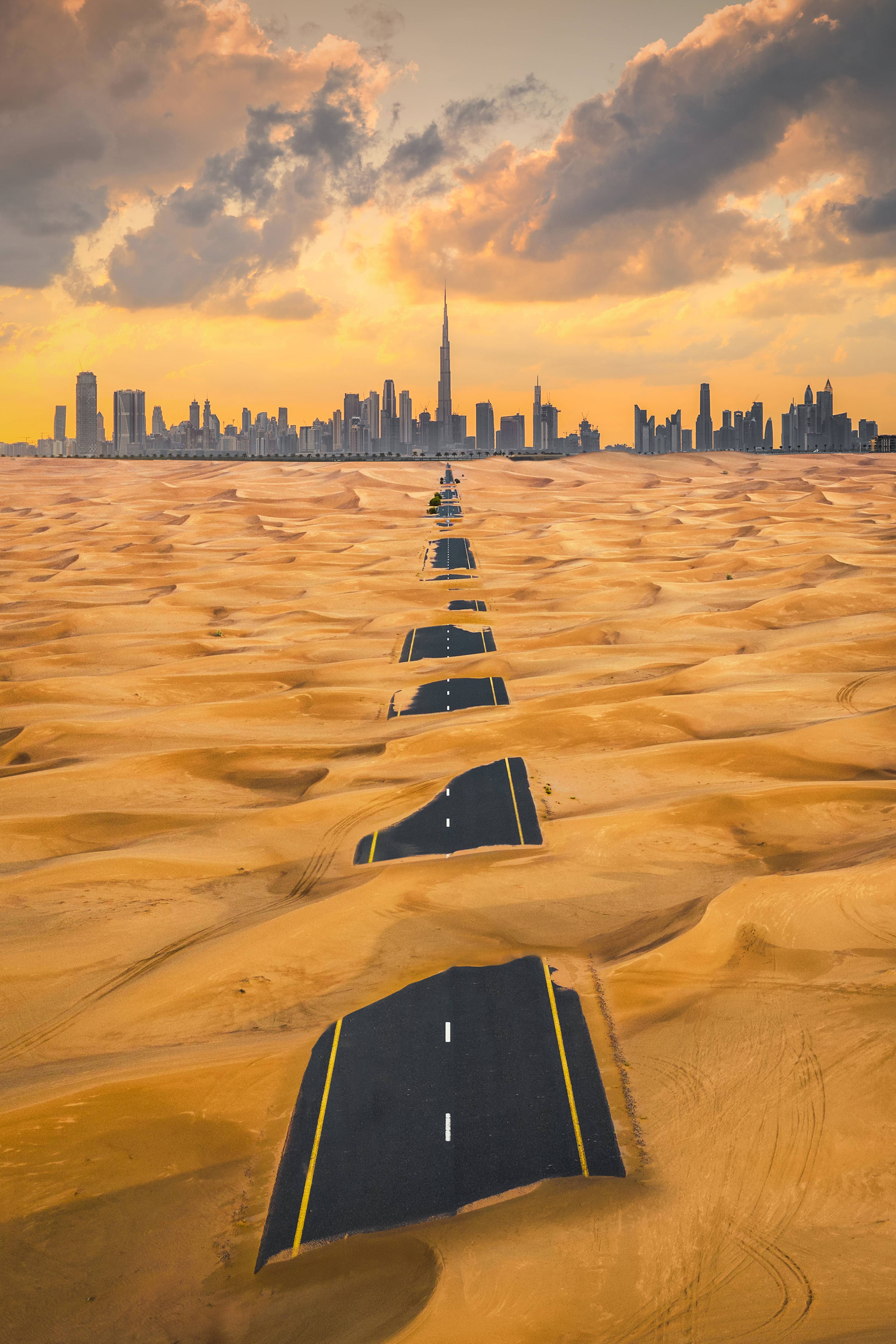 strada coperta dalla sabbia nel deserto