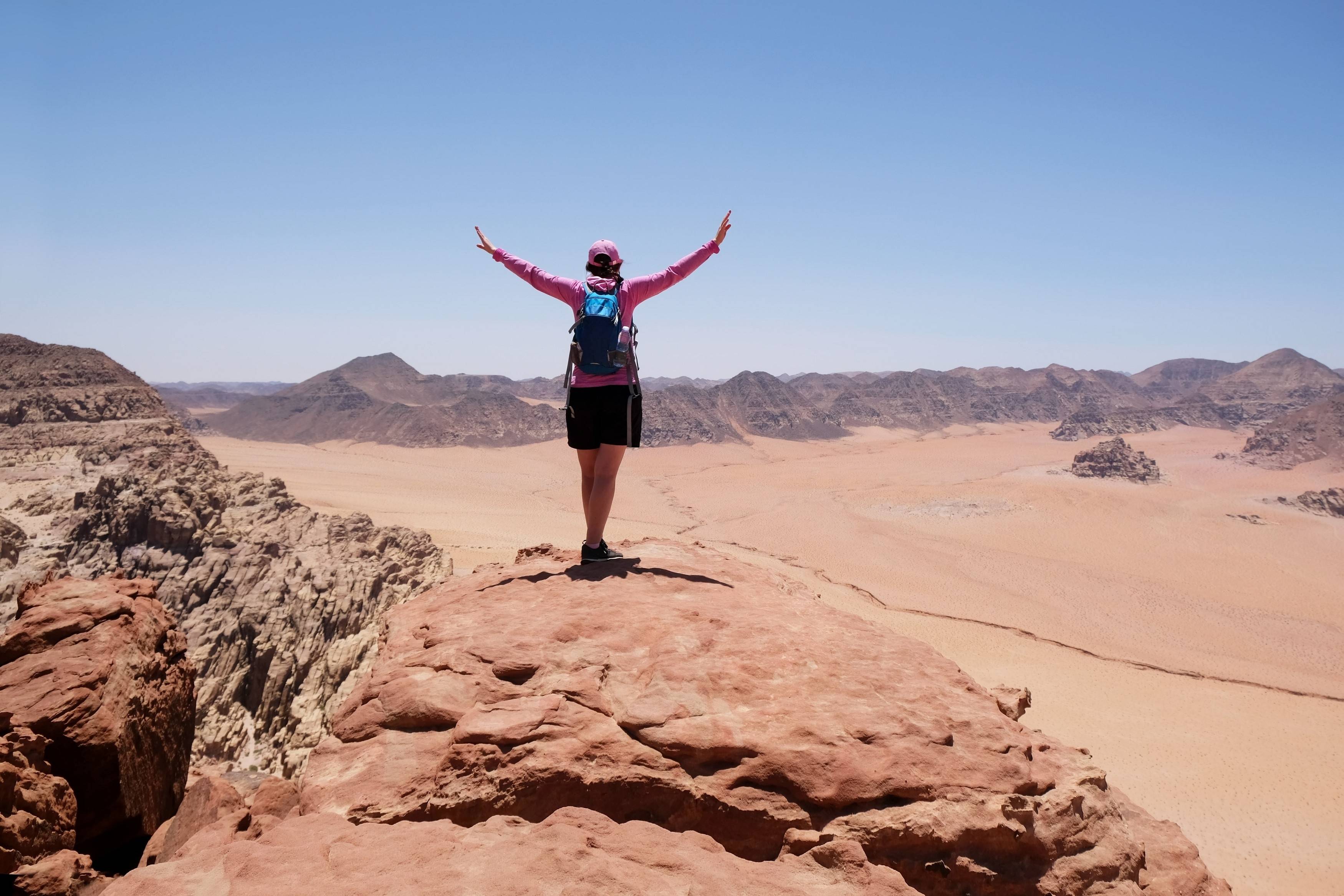 donna nel deserto del wadi rum