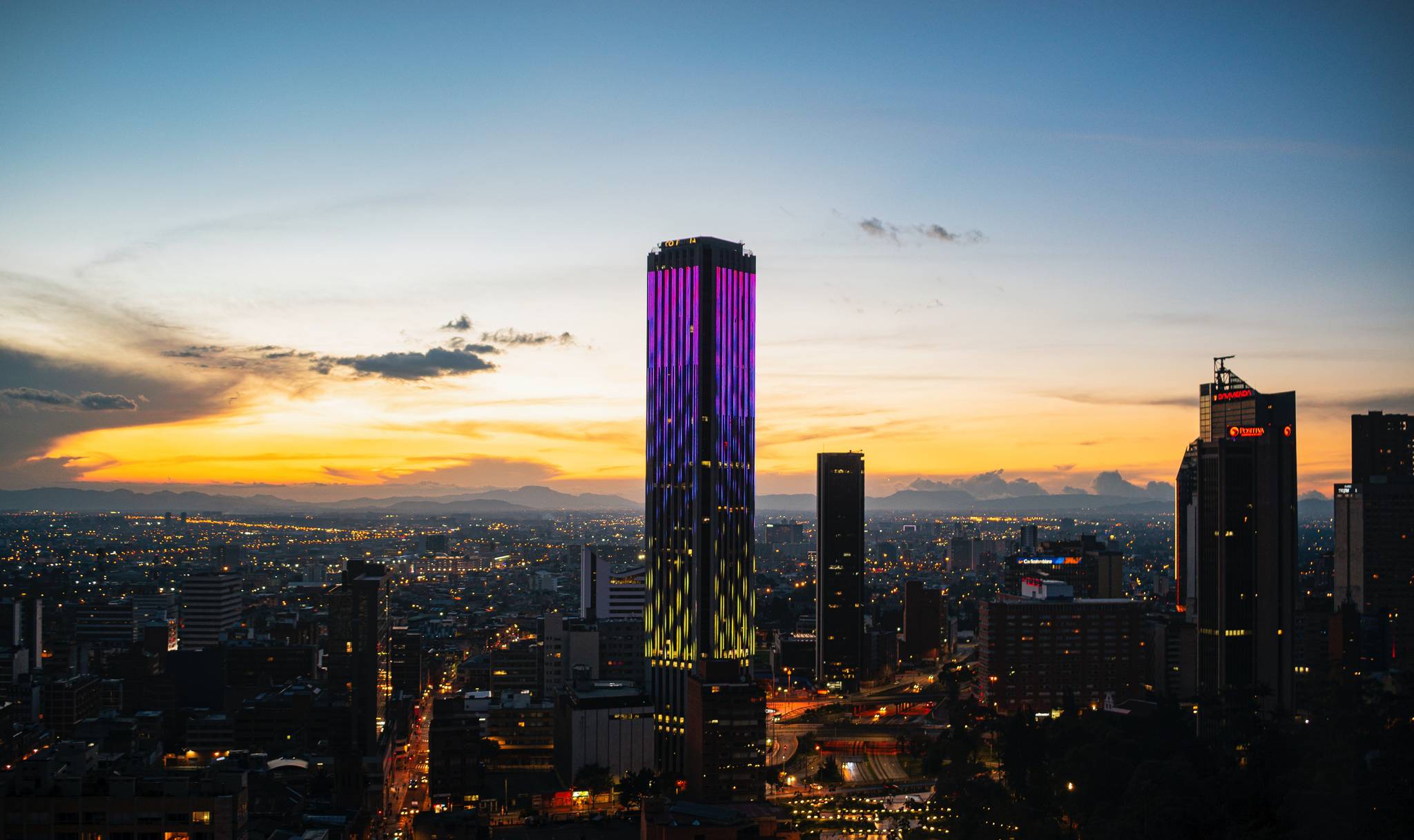 skyline bogota al tramonto