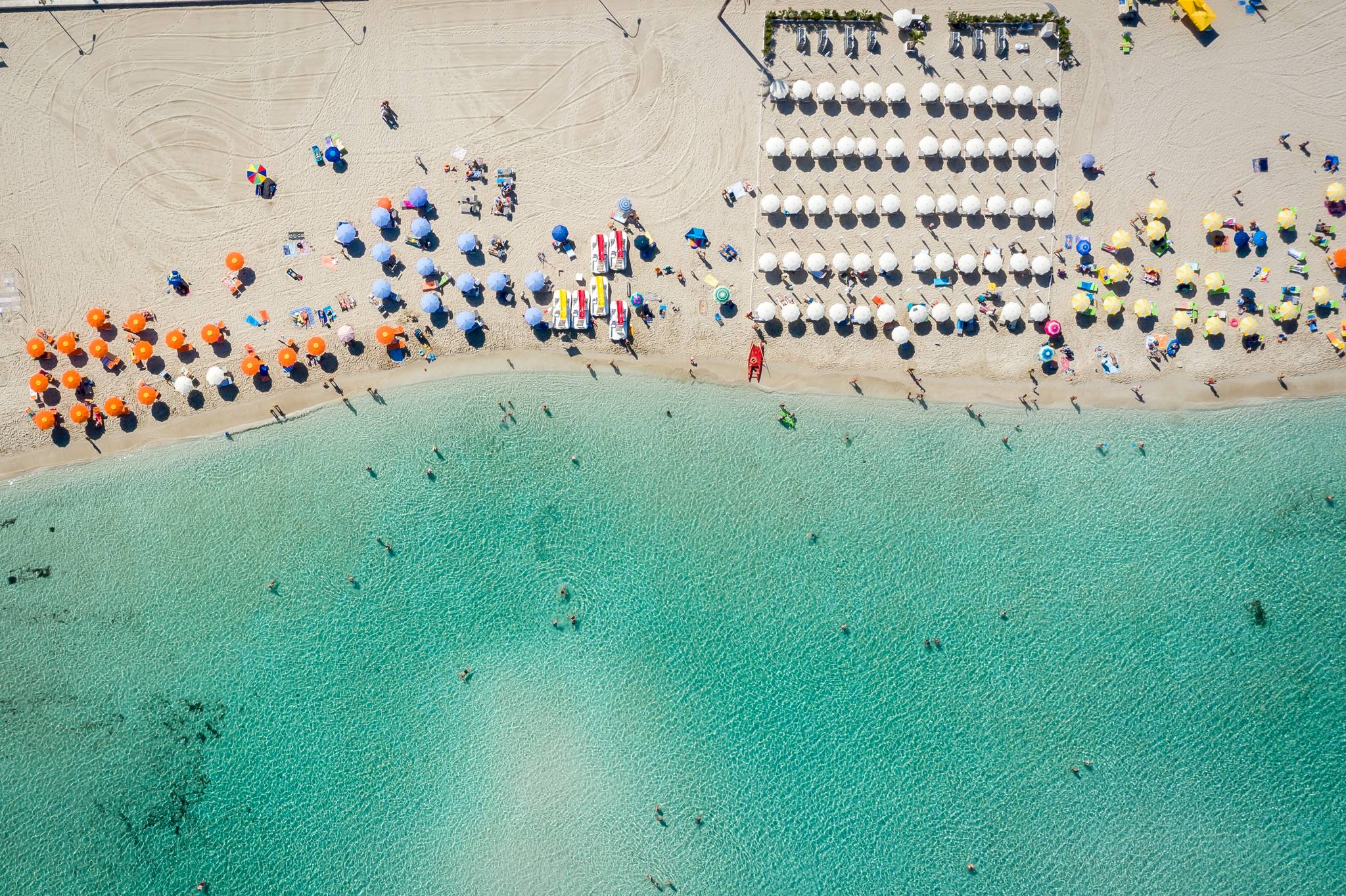 ombrelloni sulla spiaggia di san vito lo capo