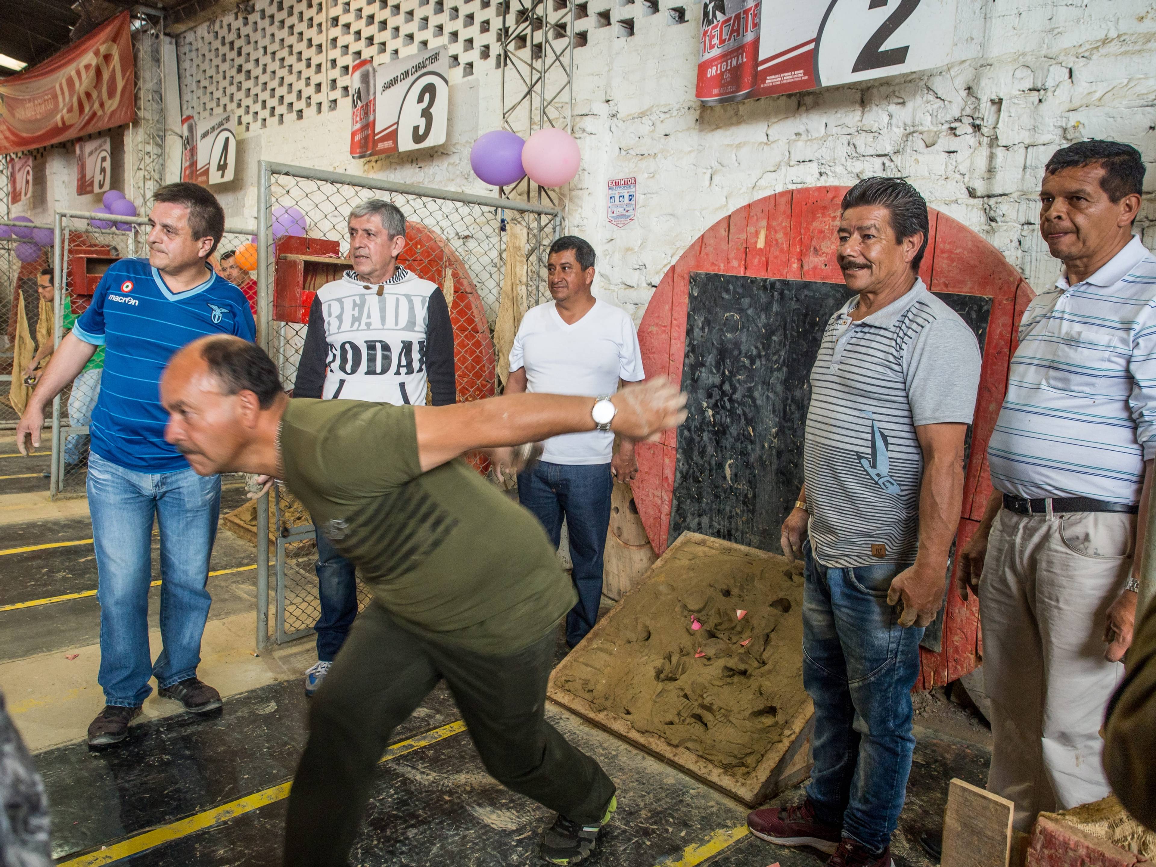 uomini colombiani giocano allo sport tejo