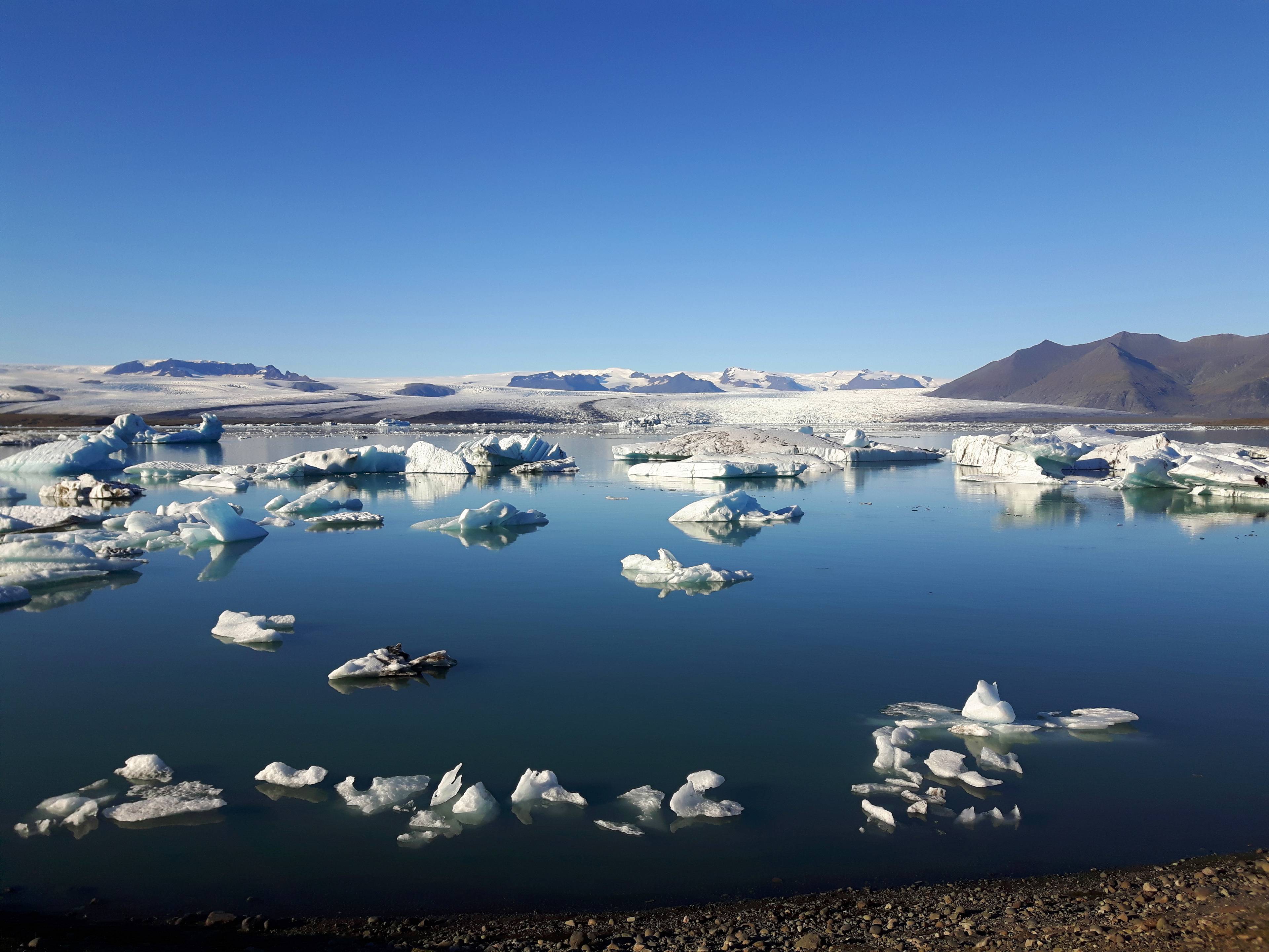 iceberg nella laguna glaciale jokulsarlon