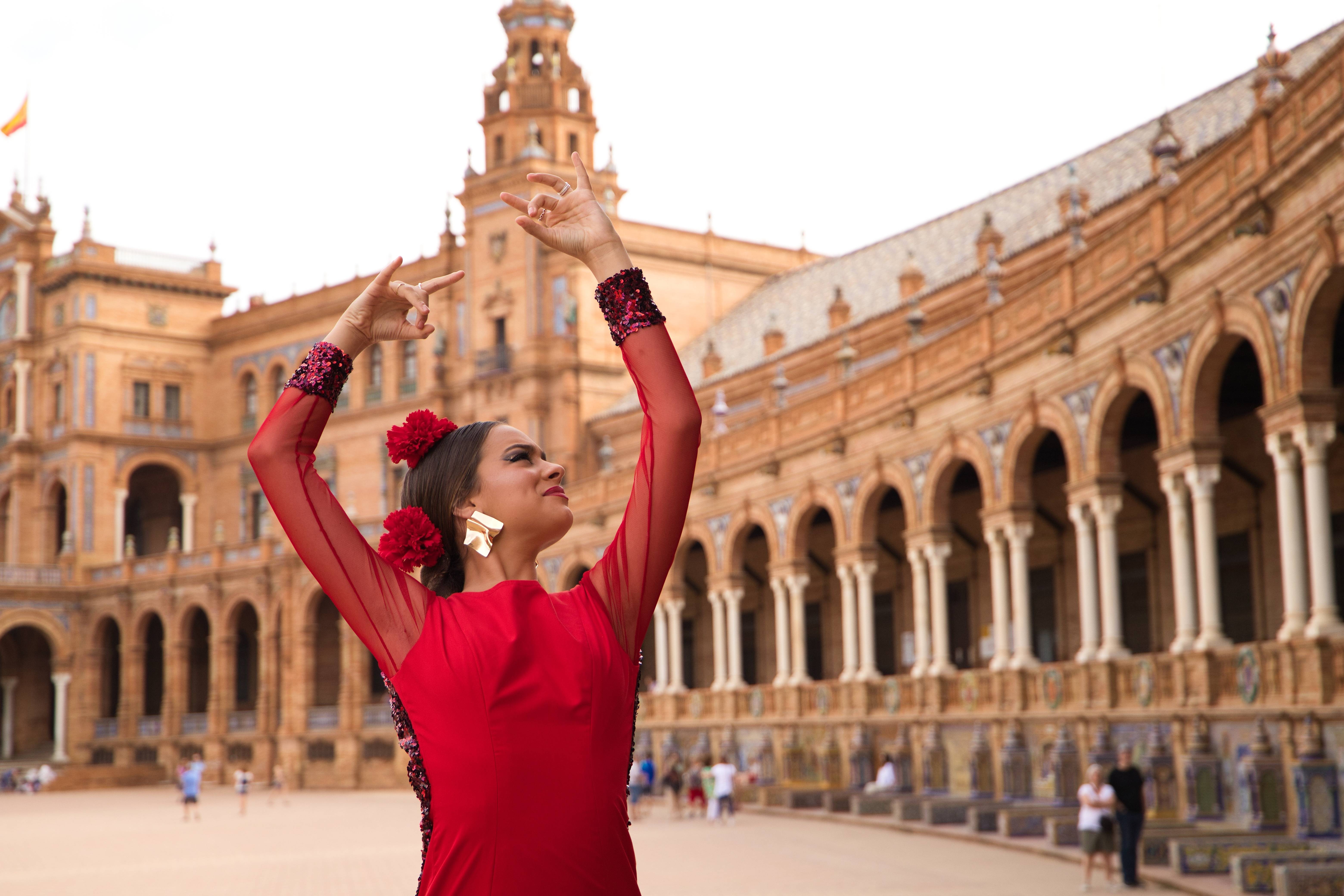 ballerina di flamenco in vestiti tradizionali in piazza a siviglia