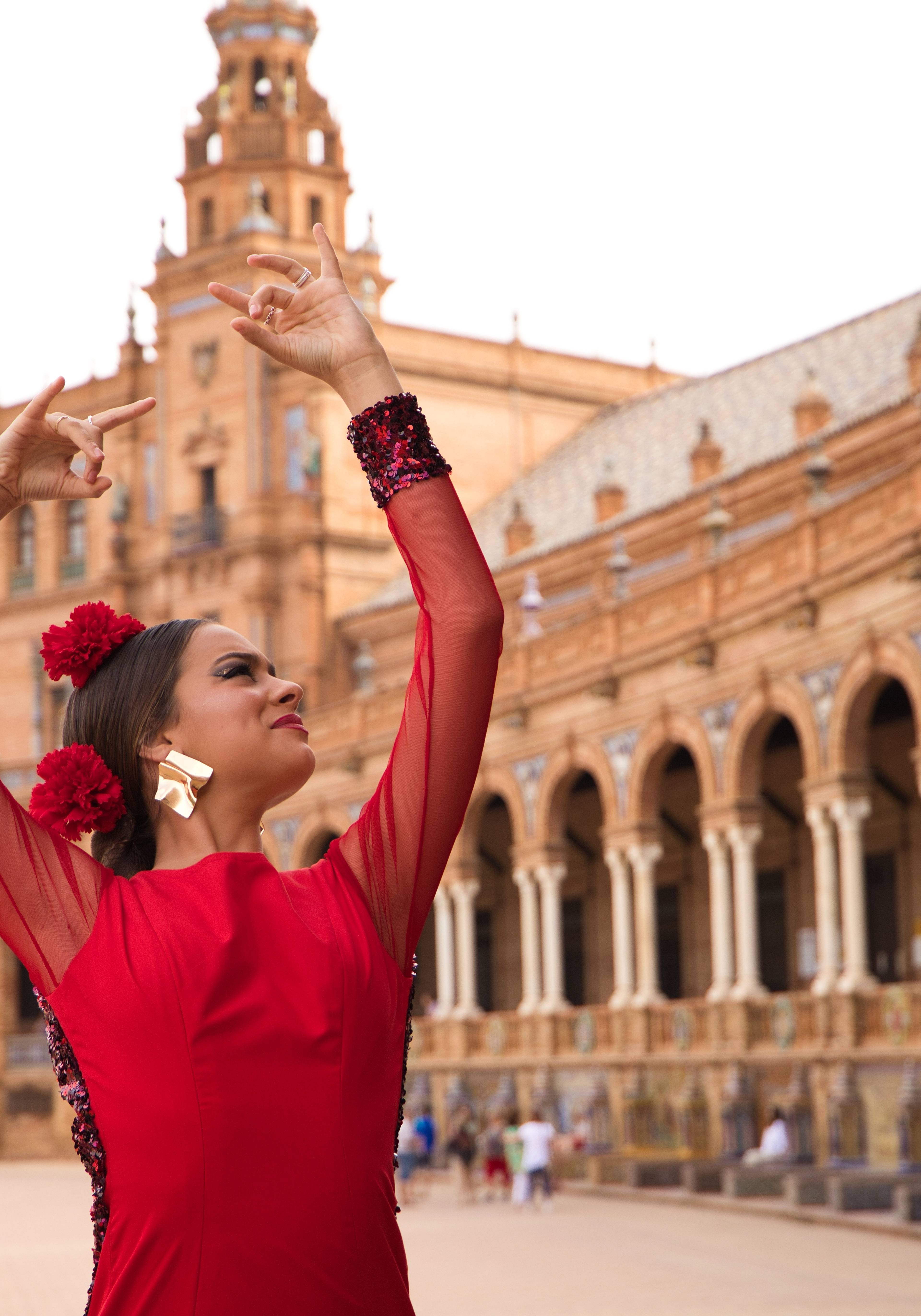ballerina di flamenco in vestiti tradizionali in piazza a siviglia