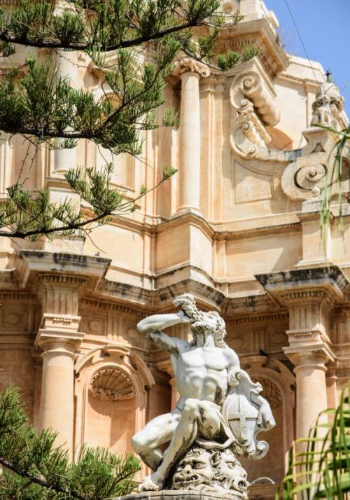 particolari su chiesa a noto