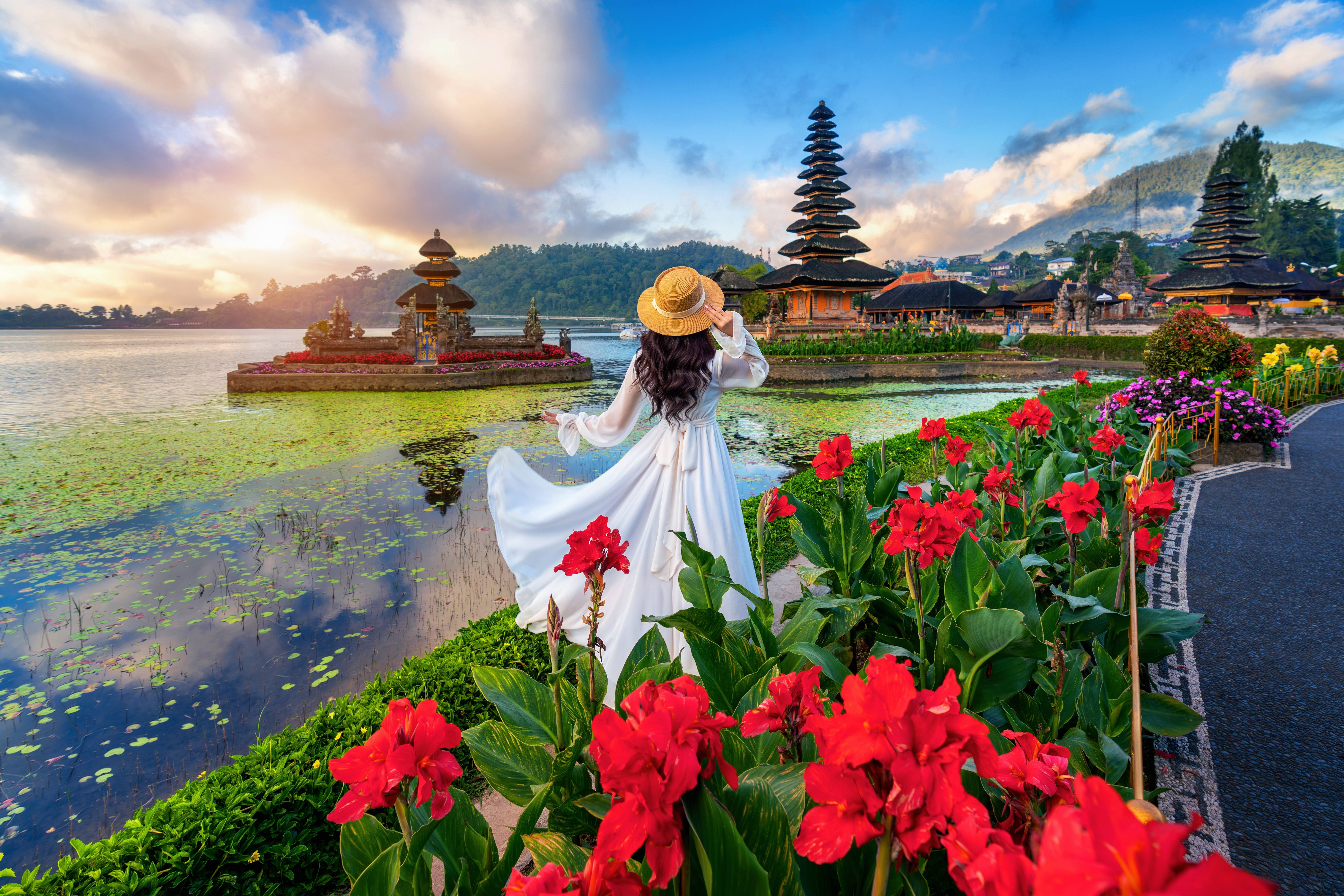 ragazza di spalle che guarda templio a bali