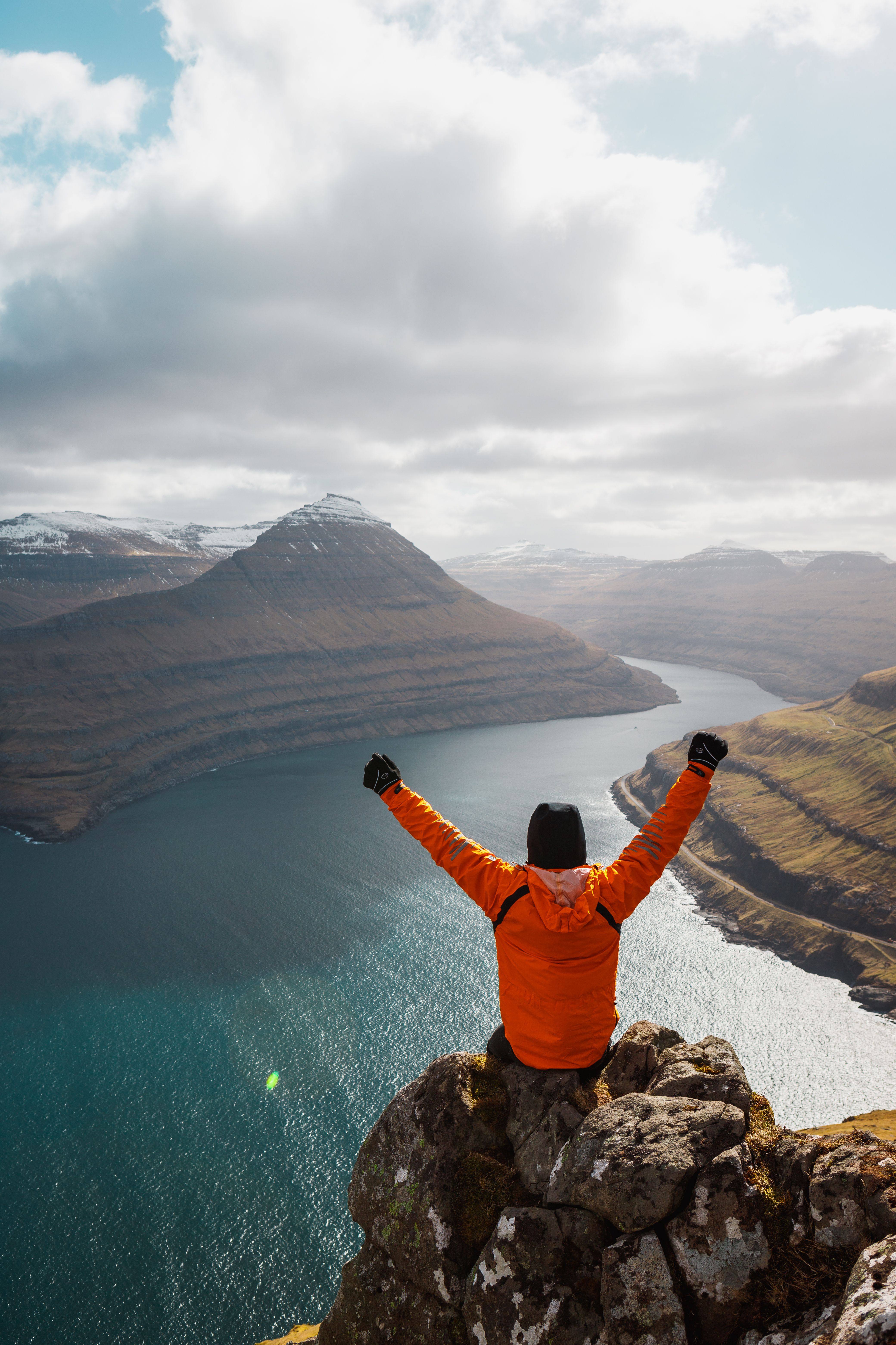 uomo su fiordo in danimarca
