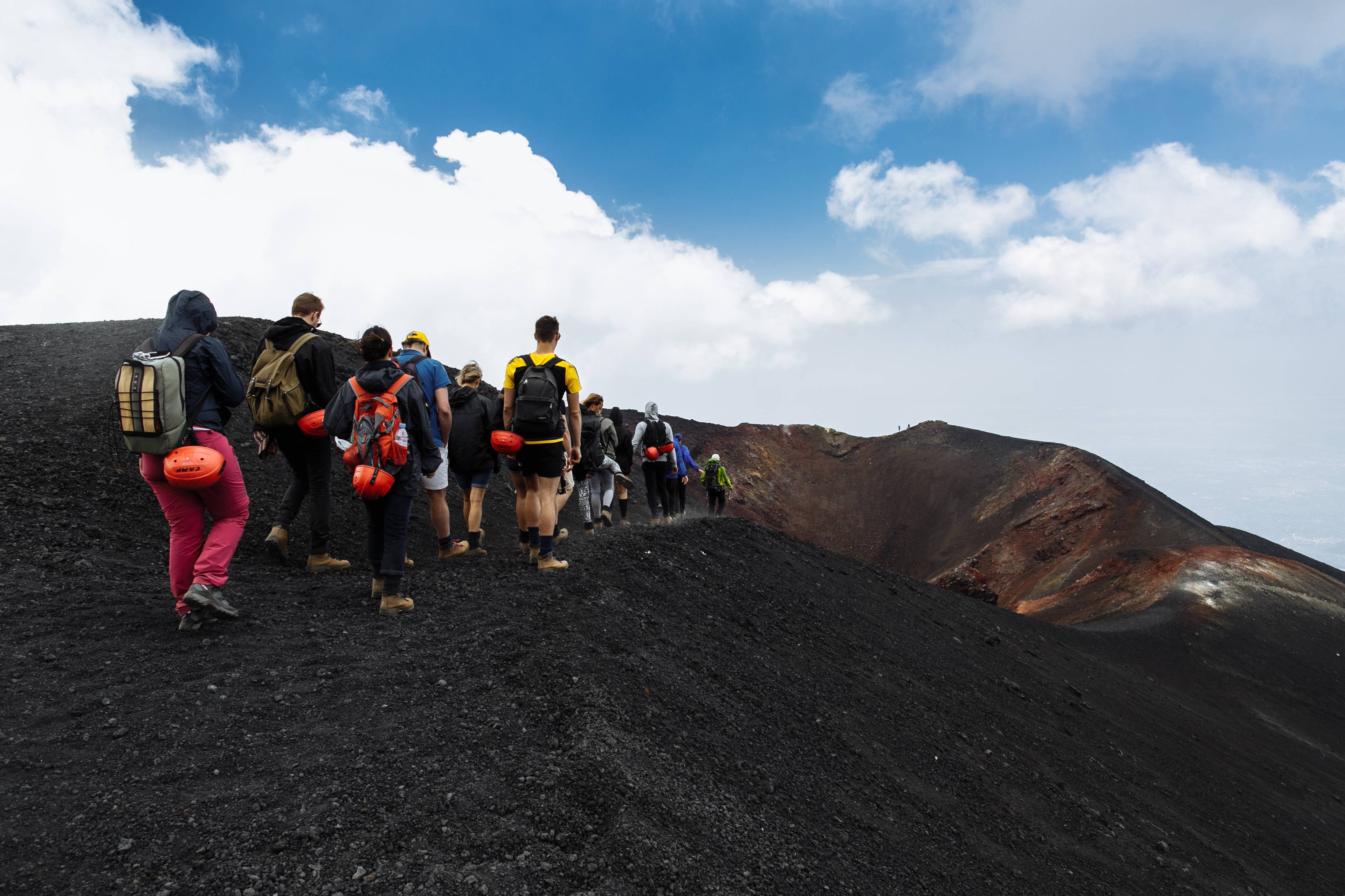 persone trekking vulcano etna