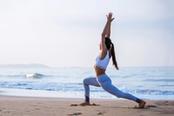 lezioni di yoga sulla spiaggia in spagna